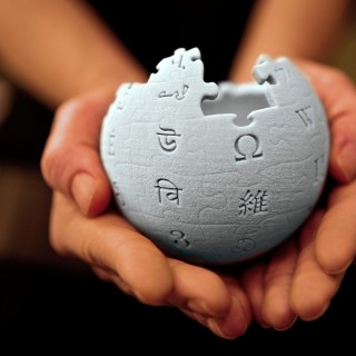 Στις 15 Ιανουαρίου του 2001 η Wikipedia βγαίνει στον αέρα