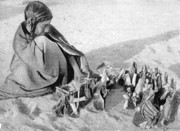 Κορίτσι Tuareg παίζει στην άμμο με κούκλες ντυμένες σαν στρατιώτες.