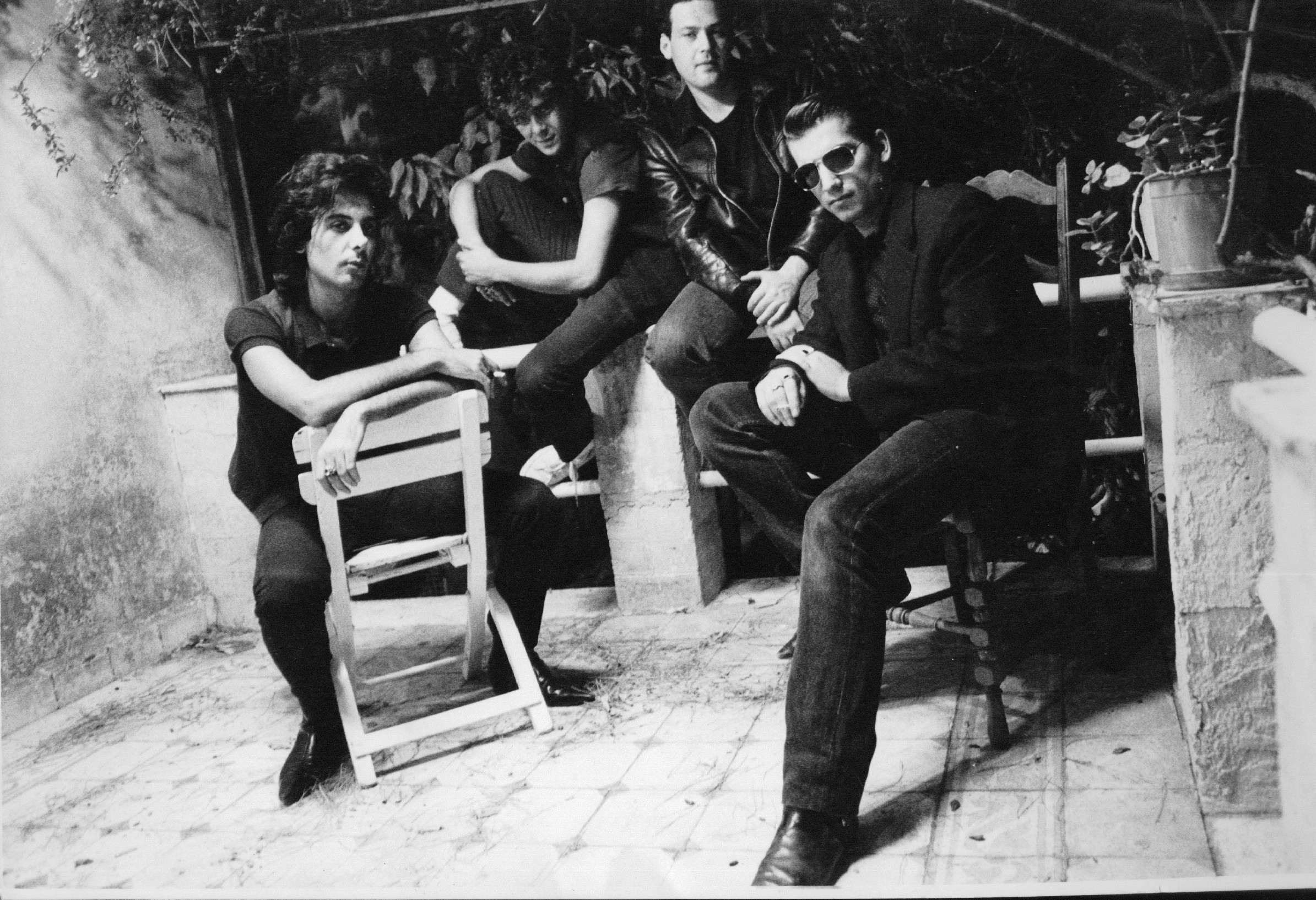 Έξω από ένα studio, στην Αγ. Παρασκευή (1991).