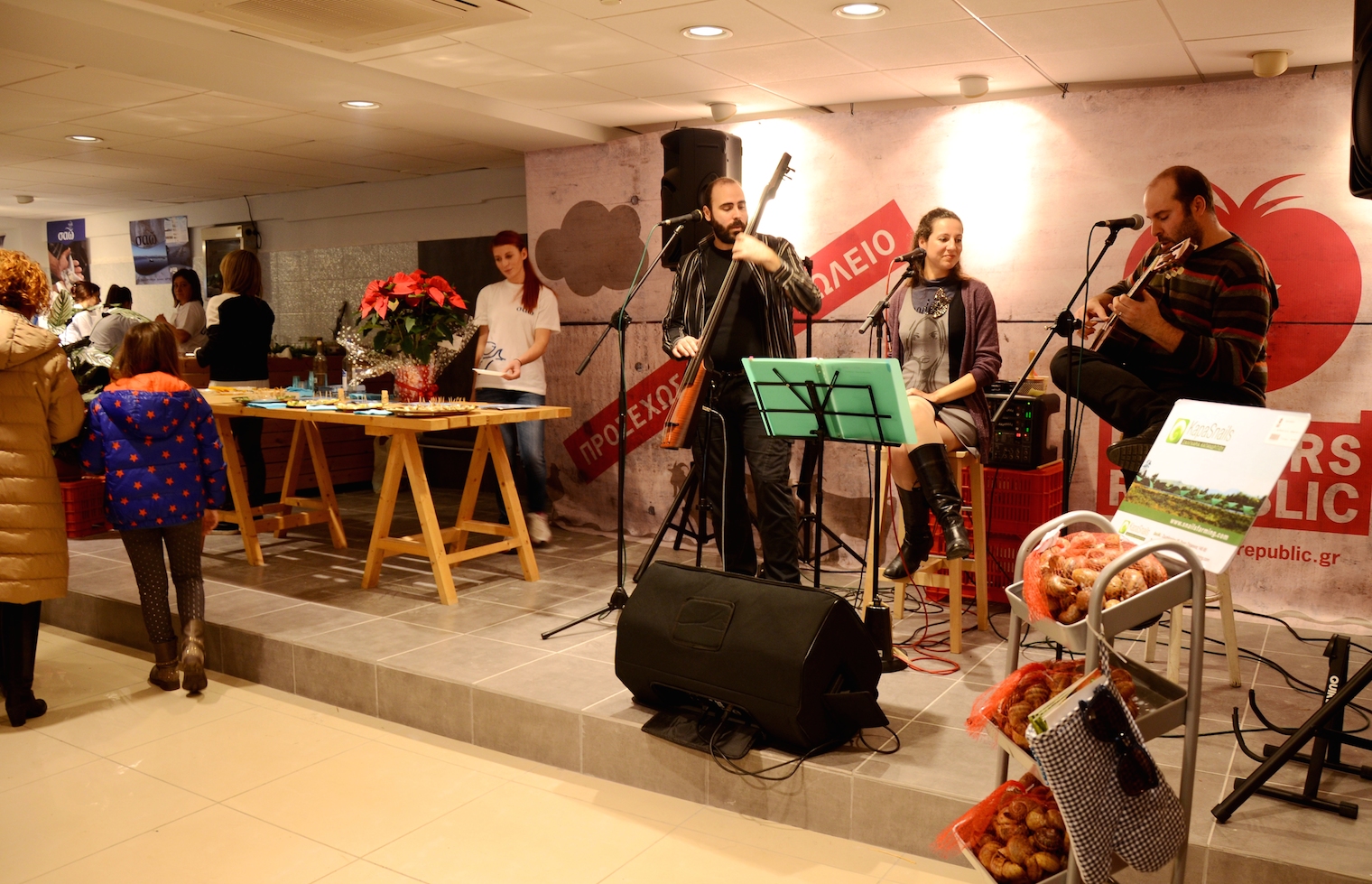 Οι Sidamo Trio. Χαράλαμπος Χωμενίδης (κοντραμπάσο), Γιούλα Χατζηχρήστου (φωνή) και Νίκος Χωμενίδης (κιθάρα)