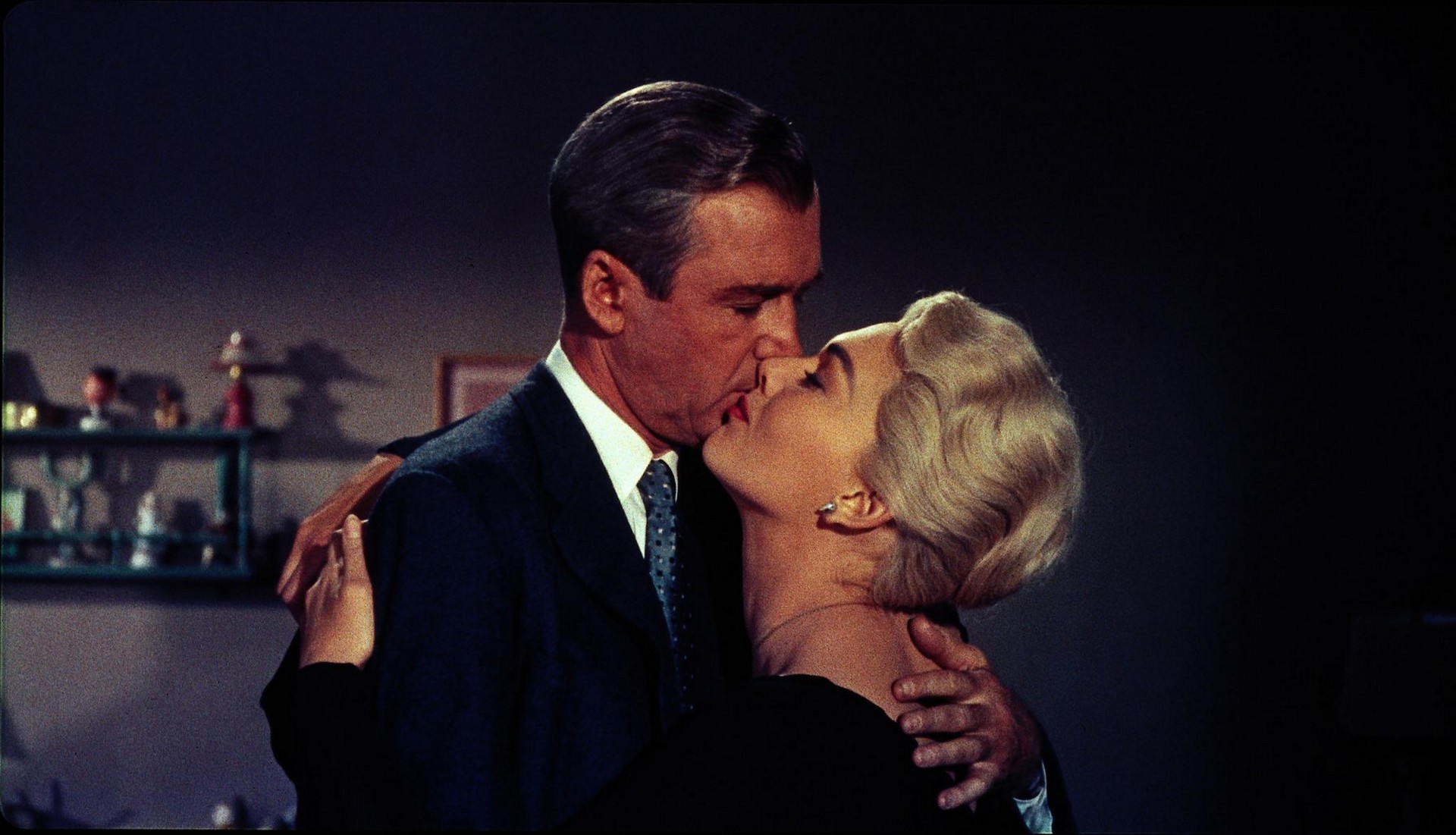 still-of-james-stewart-and-kim-novak-in-studie-i-brott-(1958)-large-picture