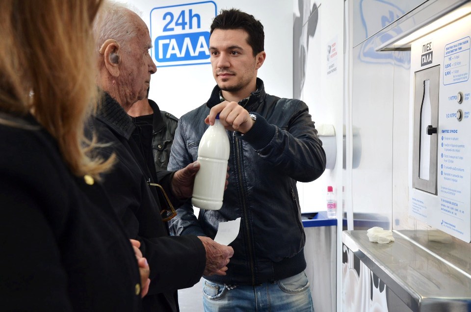 Ο Χρήστος Μάρας, υπάλληλος του Συνεταιρισμού ΠΙΕΣ ΓΑΛΑ, ενώ βοηθάει τους καταναλωτές να εξοικειωθούν με τη χρήση του αυτόματου πωλητή γάλακτος