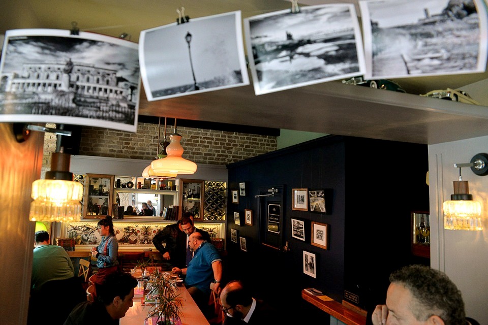 Η έκθεση του Πάνου Κανούτα στο café bar «Conserva», μαυρόασπρη φωτογραφία και αστικό τοπίο.