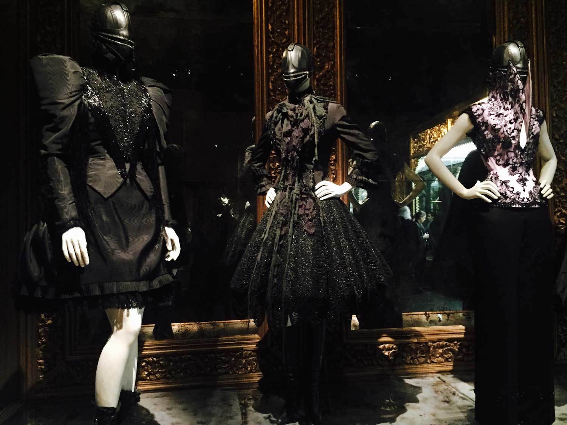 guido-guides-us-through-alexander-mcqueens-savage-beauty-body-image-1426241631