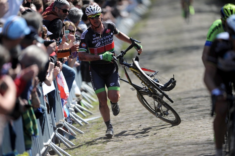 paris-roubaix-n-epargne-ni-les-hommes-ni-le-materiel-le_2648789_800x532p