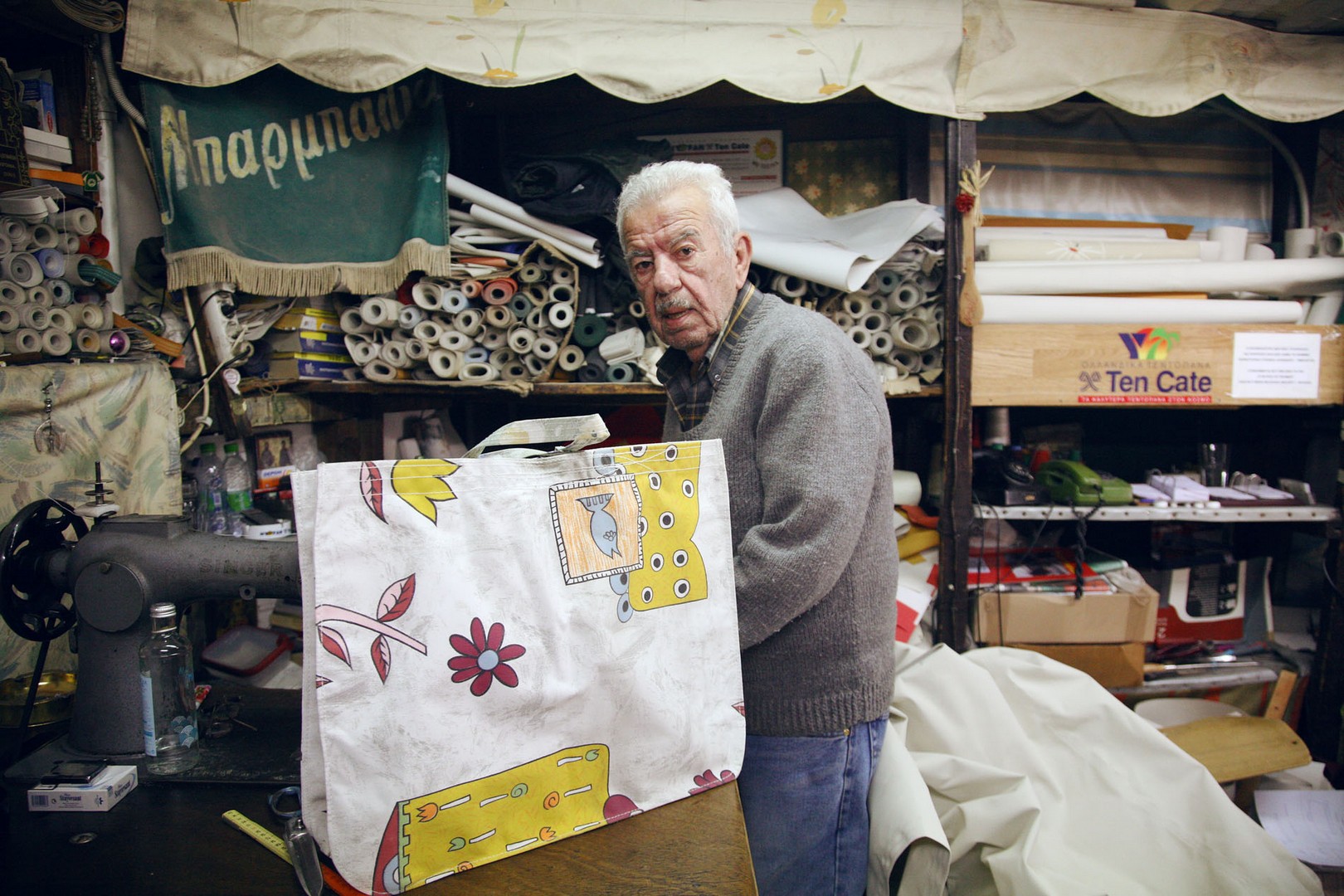 Ο κ. Κούρτογλου με μια από τις τσάντες που φτιάχνει ο γιος του