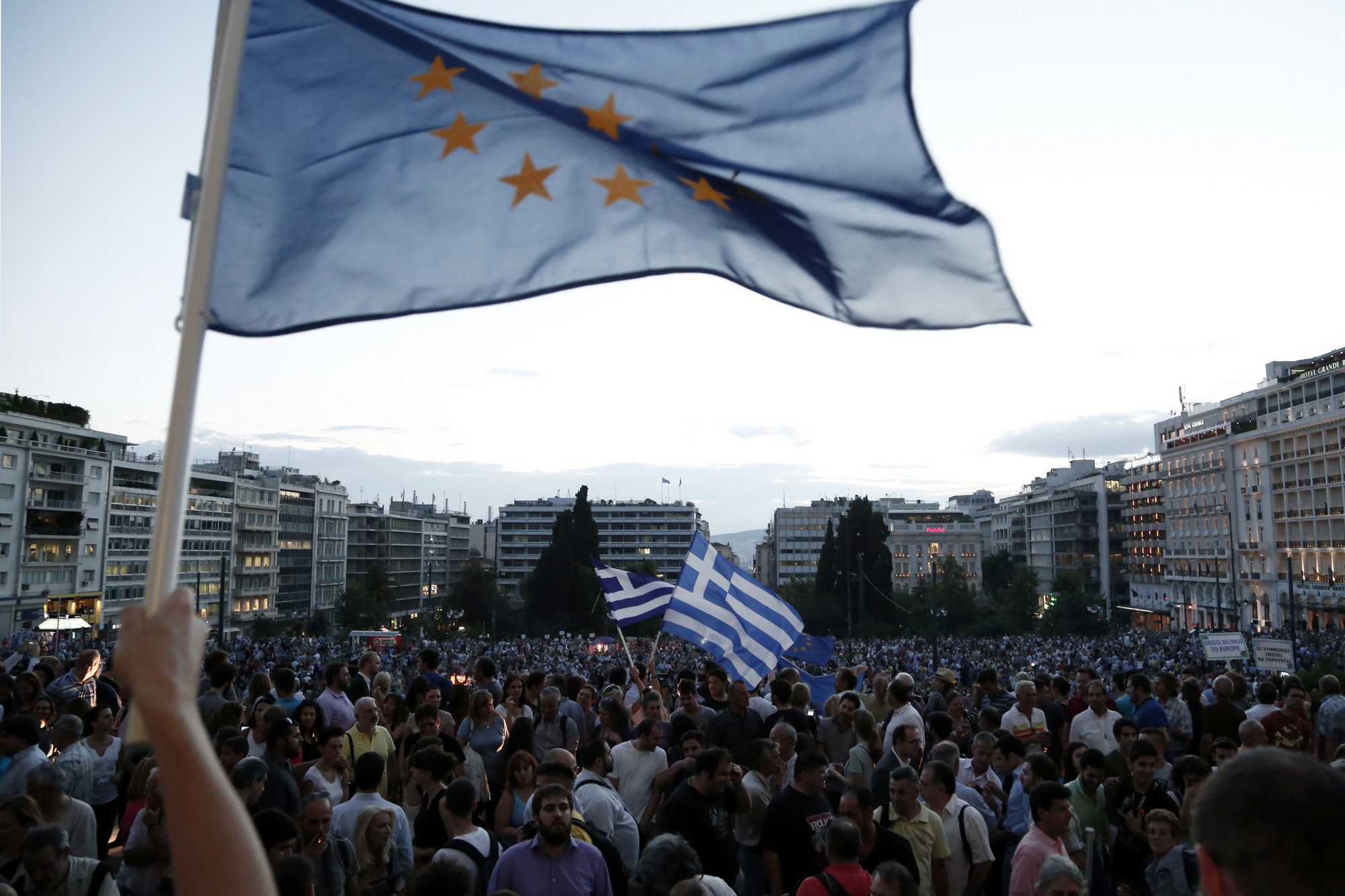 Pro-euro demonstration in Athens  / ÓõãêÝíôñùóç õðÝñ ôçò ðáñáìï