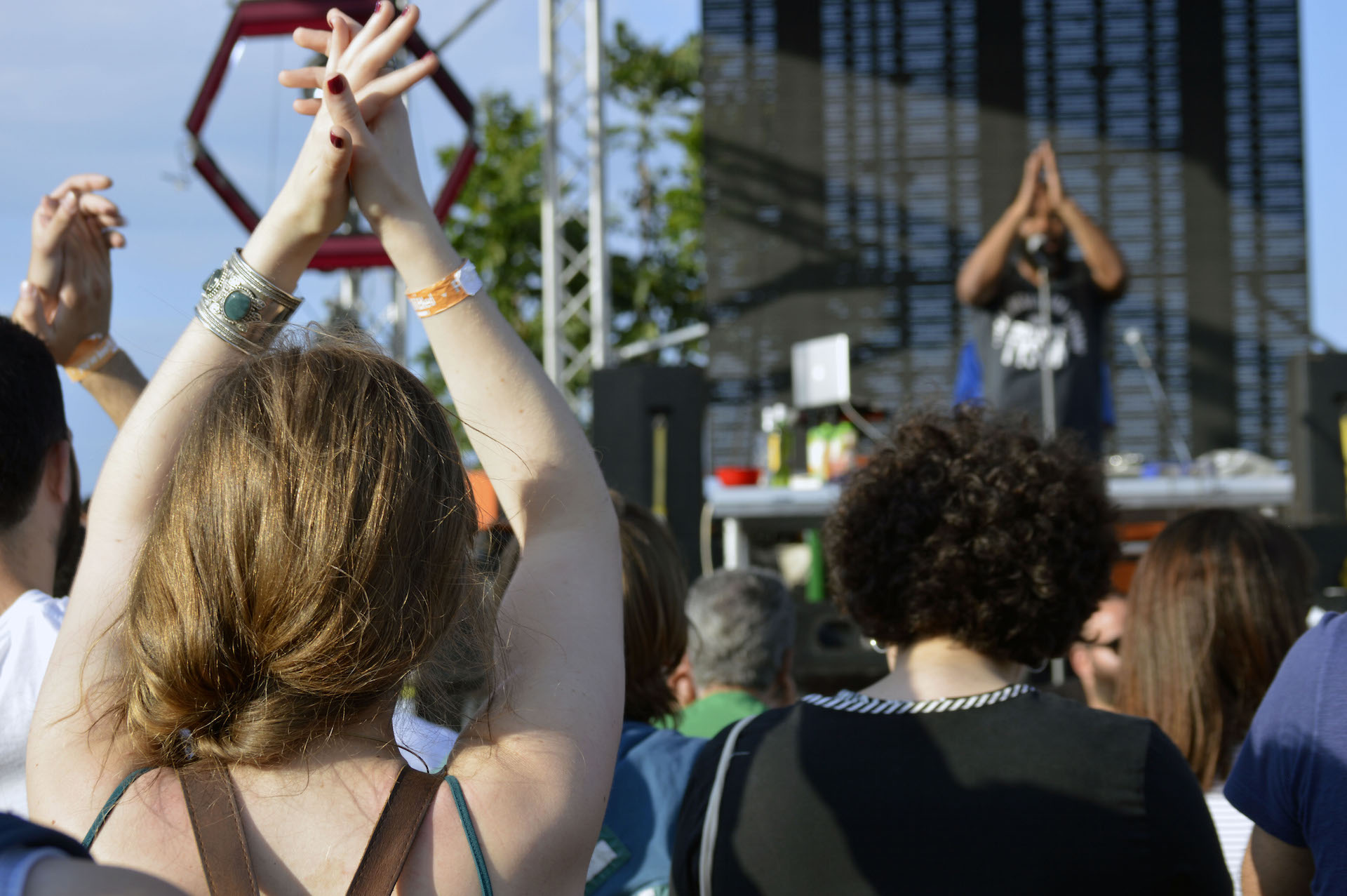 Ντελίριο αμπελοφιλοσοφίας εν μέσω φεστιβαλικής μπυροποσίας
