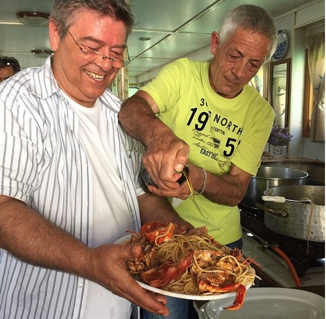 Η αστακομακαρονάδα που σερβίρεται εν πλω.