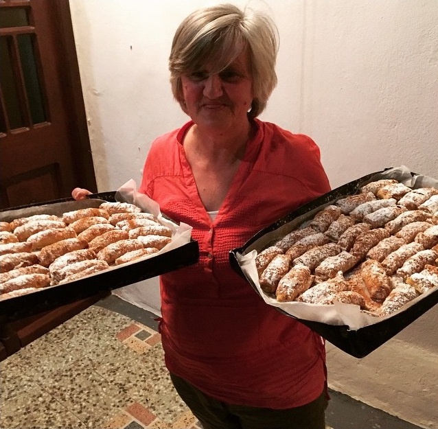 Τα μπουγατσάκια της κυράς Καλής έγιναν ανάρπαστα