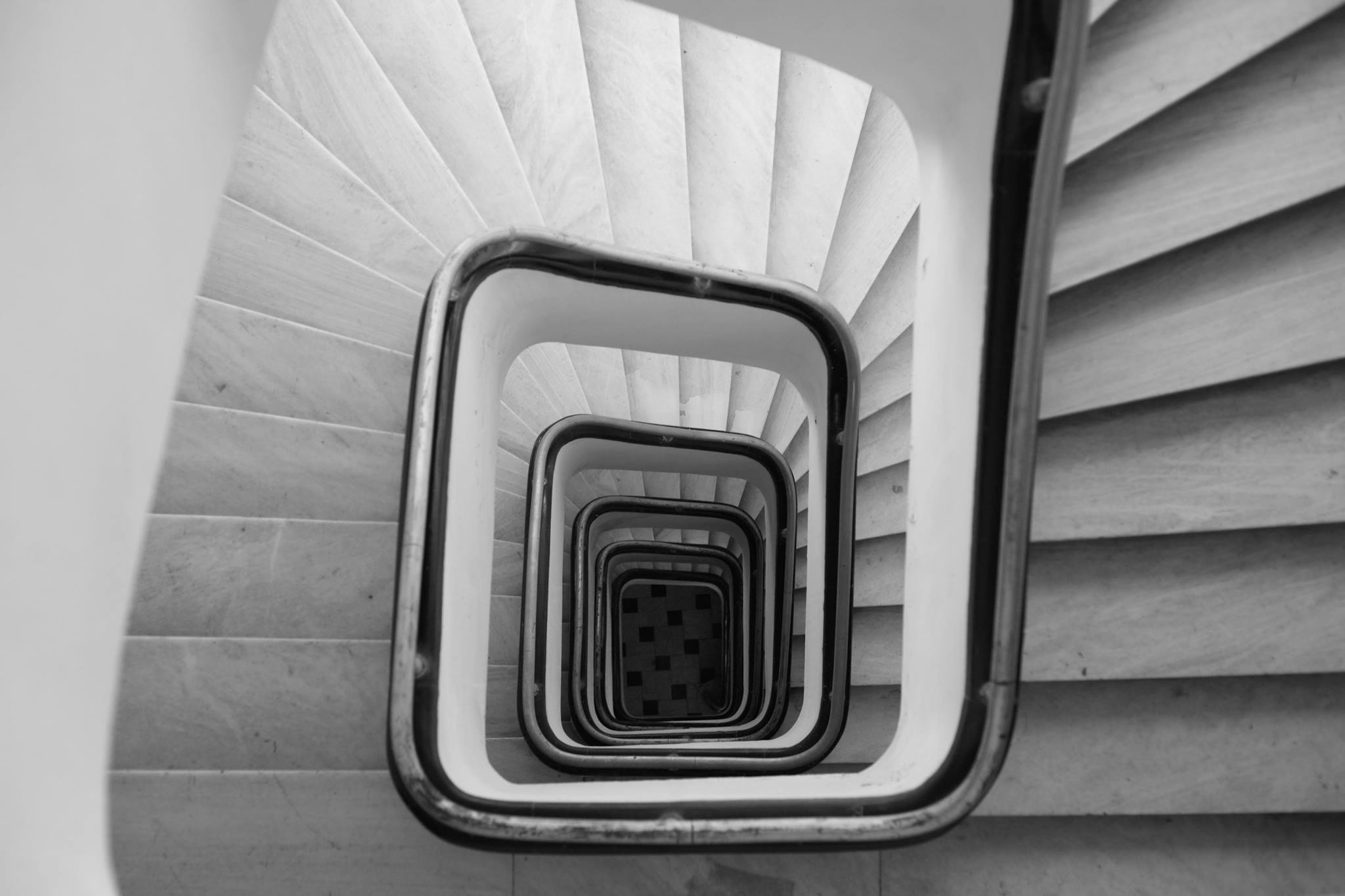 Εσωτερική σκάλα στη μπλε πολυκατοικία των Εξαρχείων