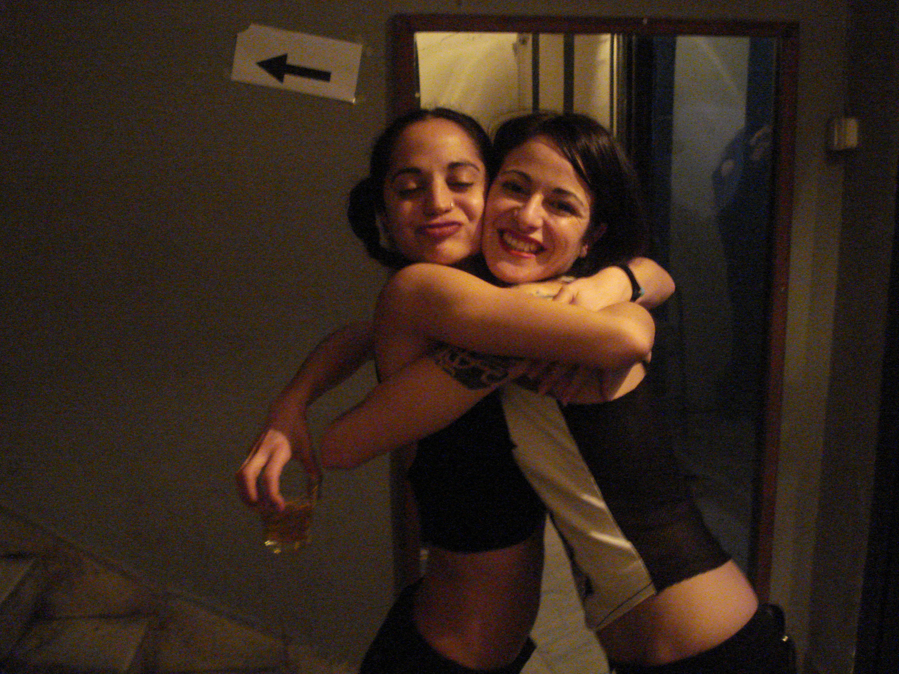 Πένια και Άρτεμις στην είσοδο του :UPstairs