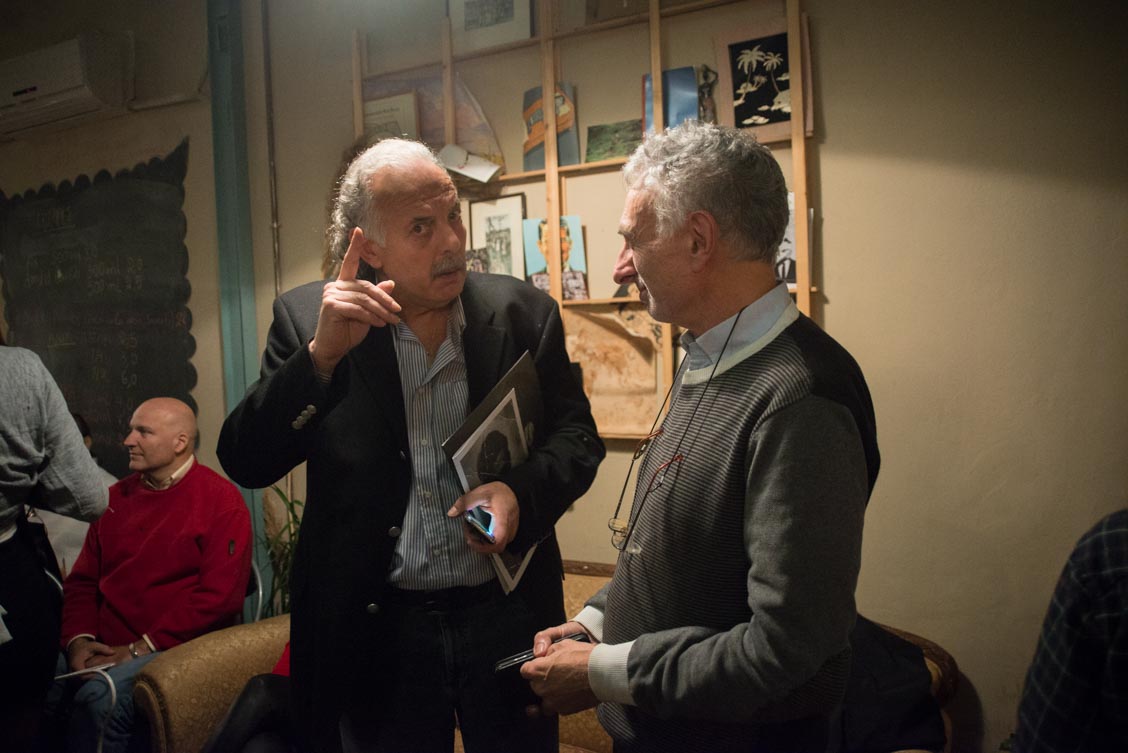 Ο Tony Klein συνομιλεί με τον κύριο Λάζαρο, πιστό ακροατή του ρεμπέτικου.