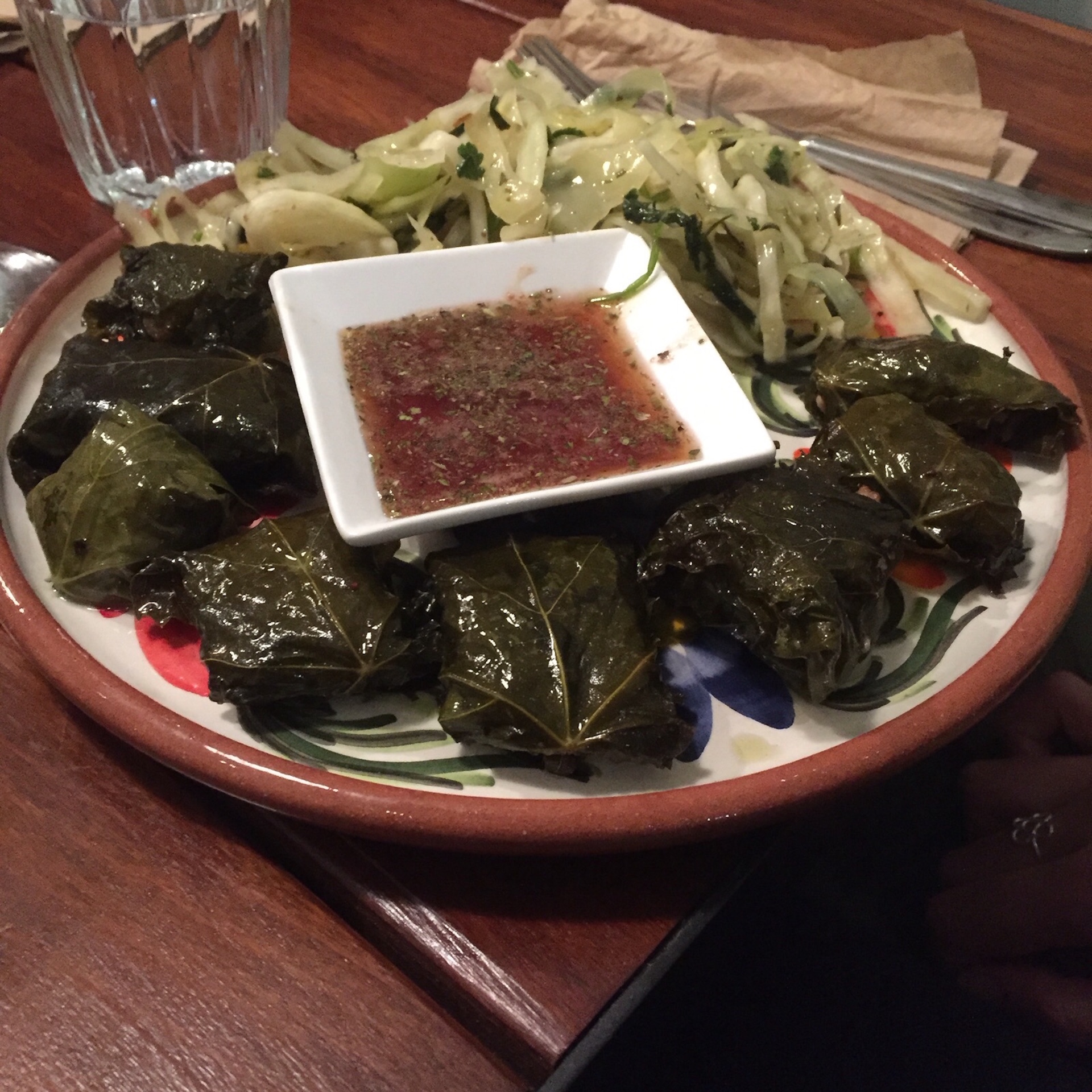 Dionysus' Finger Food (αμπελόφυλλα, με χοιρινό κιμά και γαρίδες σερβιρισμένα με οξύμελι)