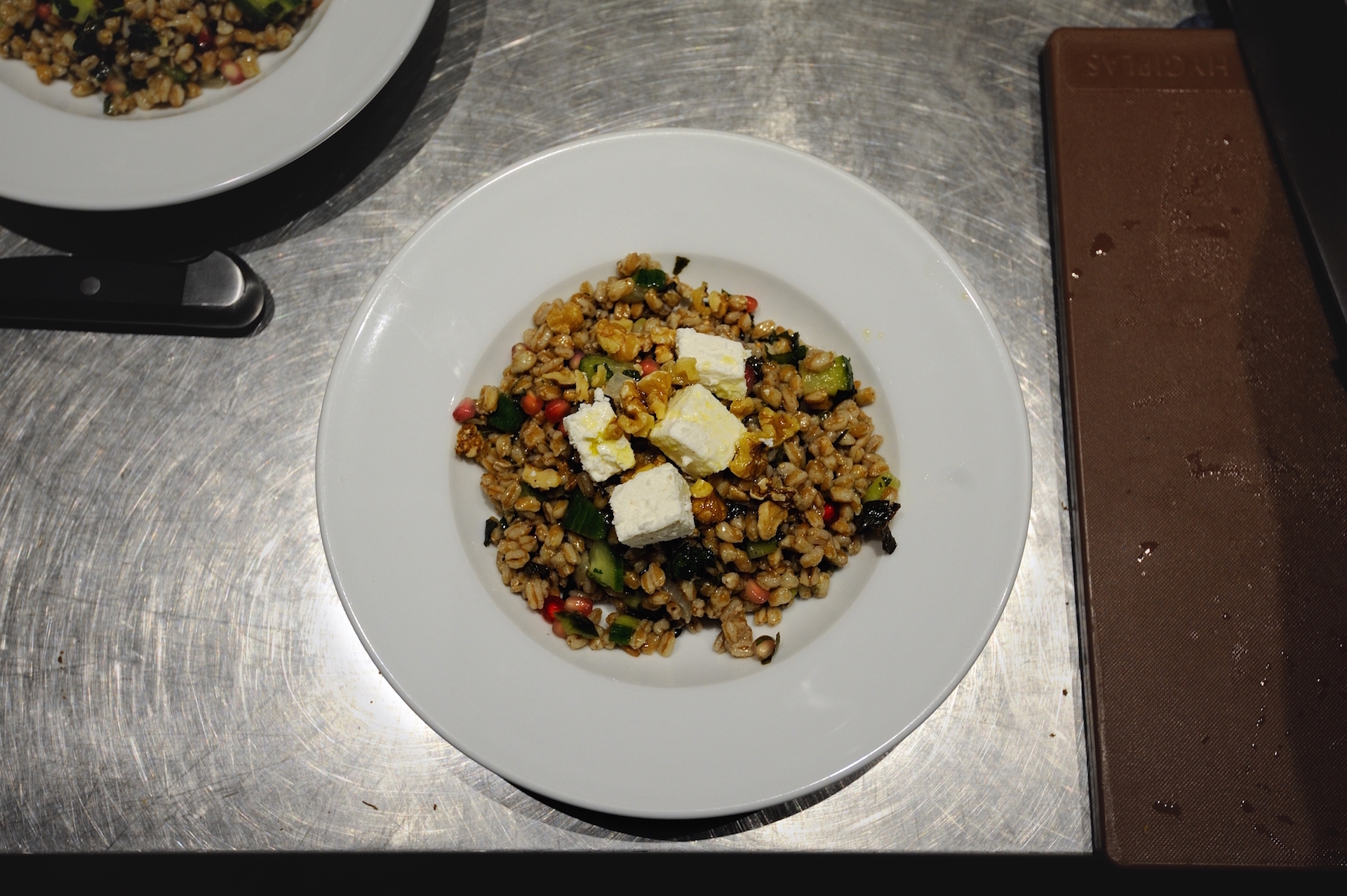 Σαλάτα με ζέα, ρόδι, καρύδι, φέτα και ελαιόλαδο