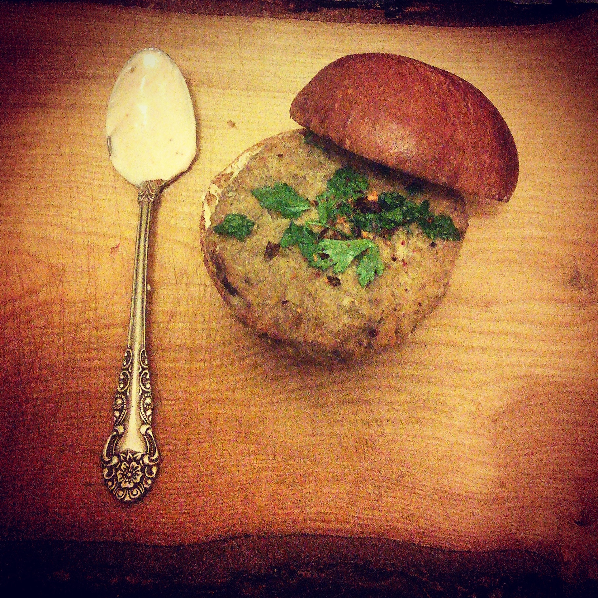 Σπιτικό burger με ρεβίθια, καρύδια και κρεμμύδια με σος καπνιστού γιαουρτιού και φρέσκο κόλιανδρο