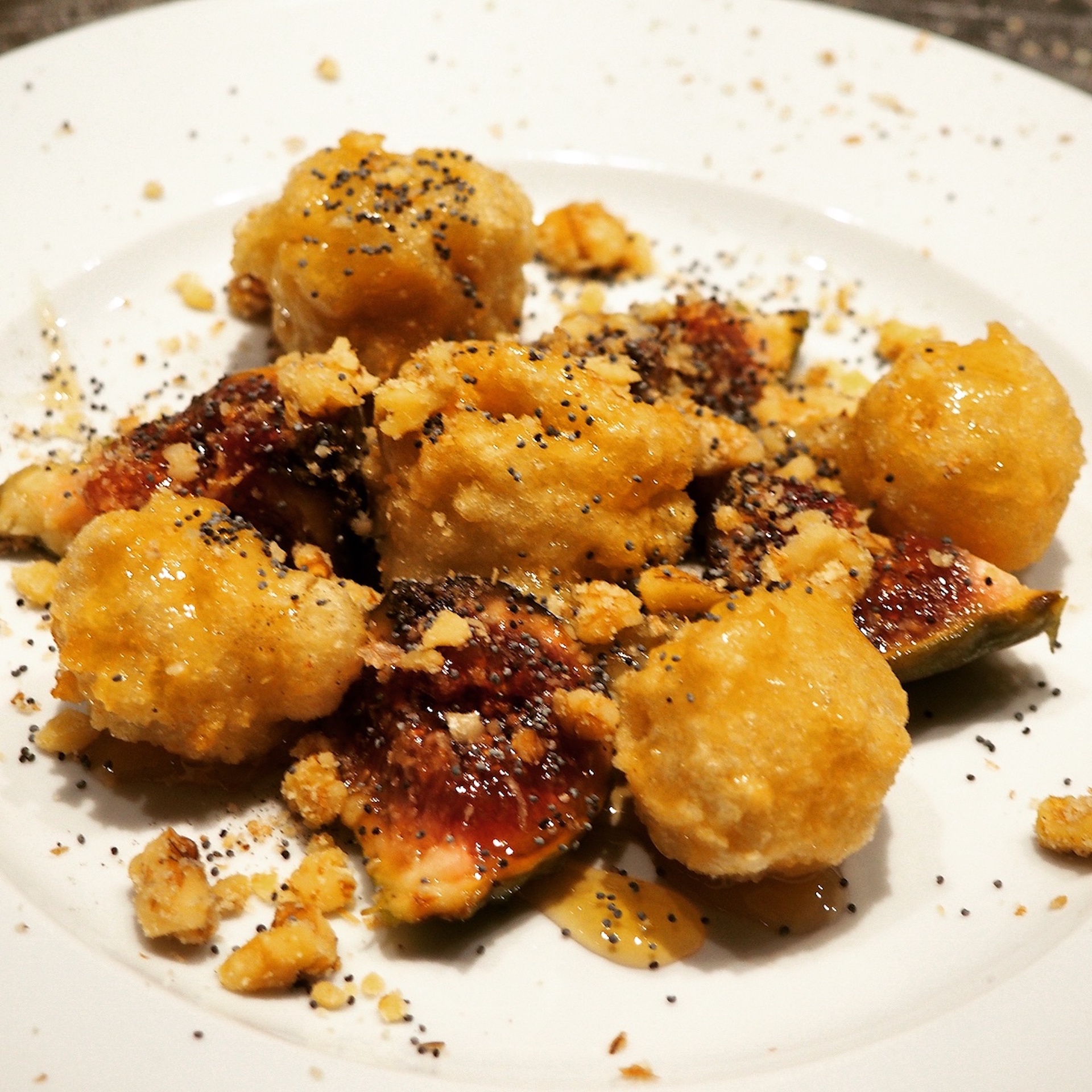 Λουκουμάδες με σύκα, μέλι, καρύδια και παπαρουνόσπορο