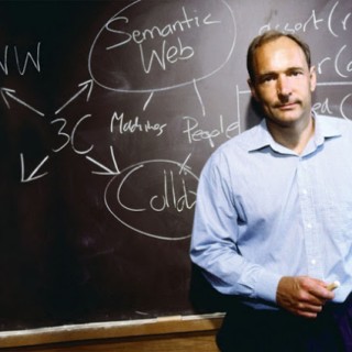 Στις 12 Νοεμβρίου του 1990 ο Άγγλος επιστήμονας Τιμ Μπέρνερς Λι εφευρίσκει τον Παγκόσμιο Ευρύ Ιστό