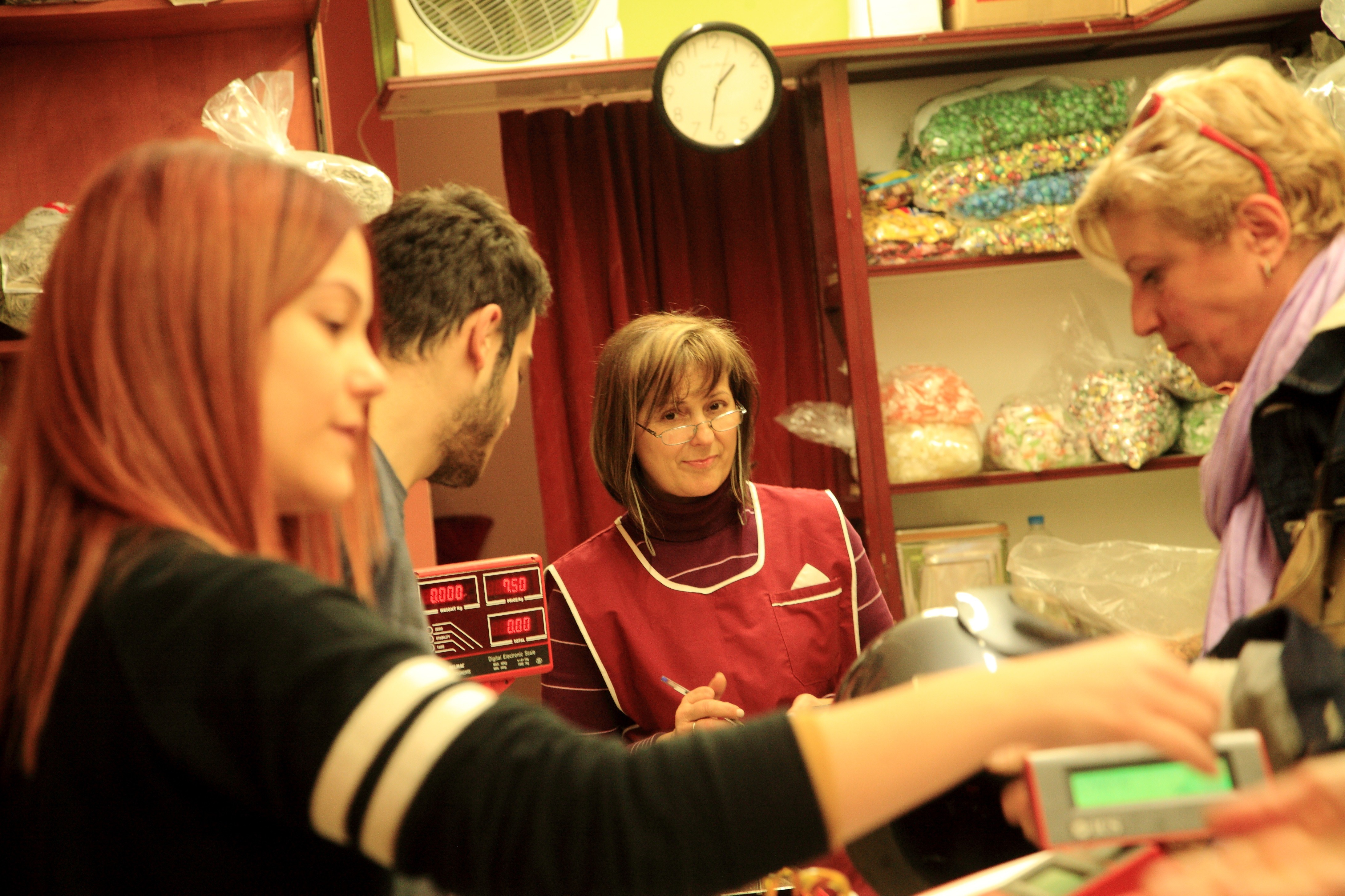 Η Κυρία Ζαχαρούλα κοιτάει με νάζι το φακό 