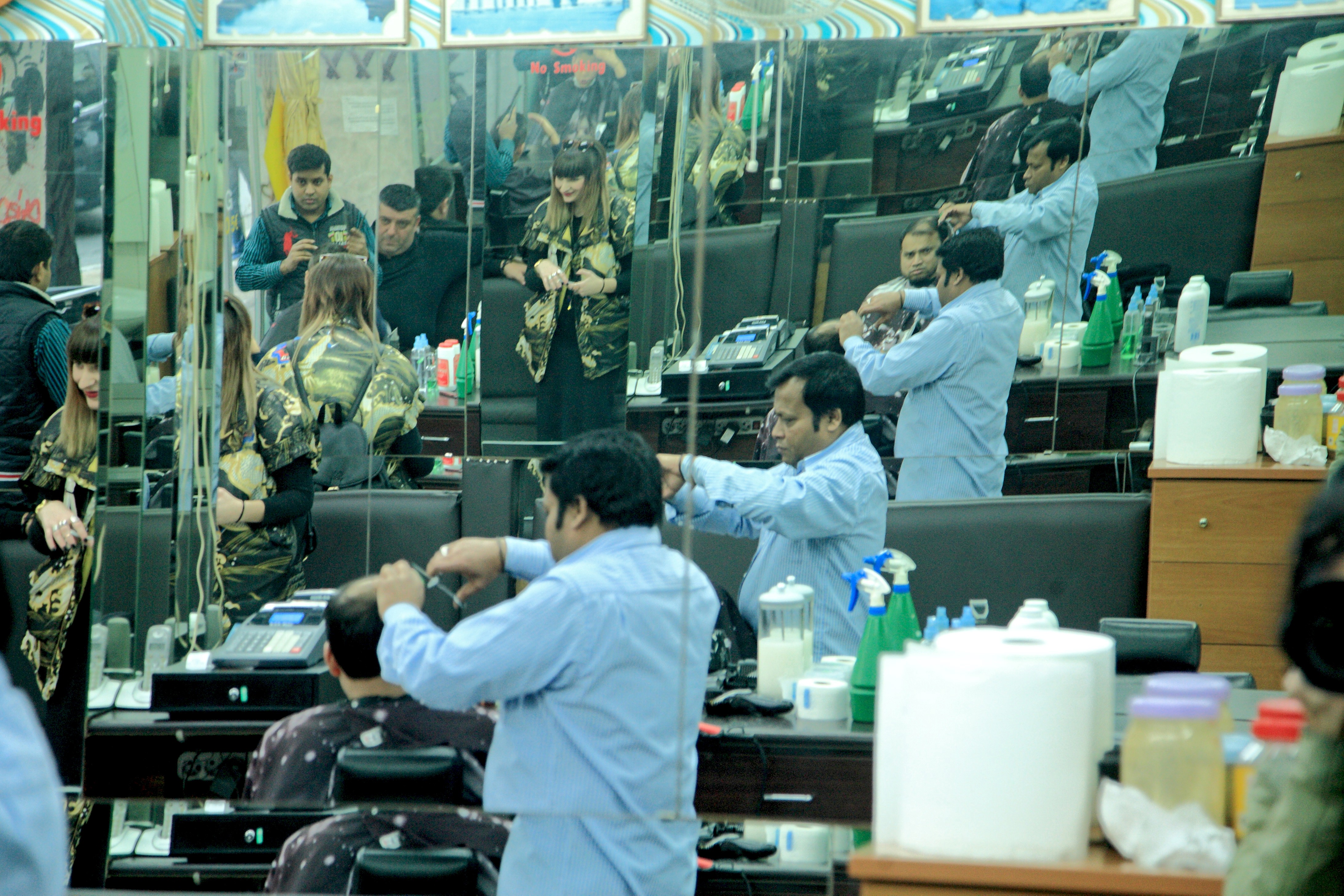 Στο κουρείο του Καράν.