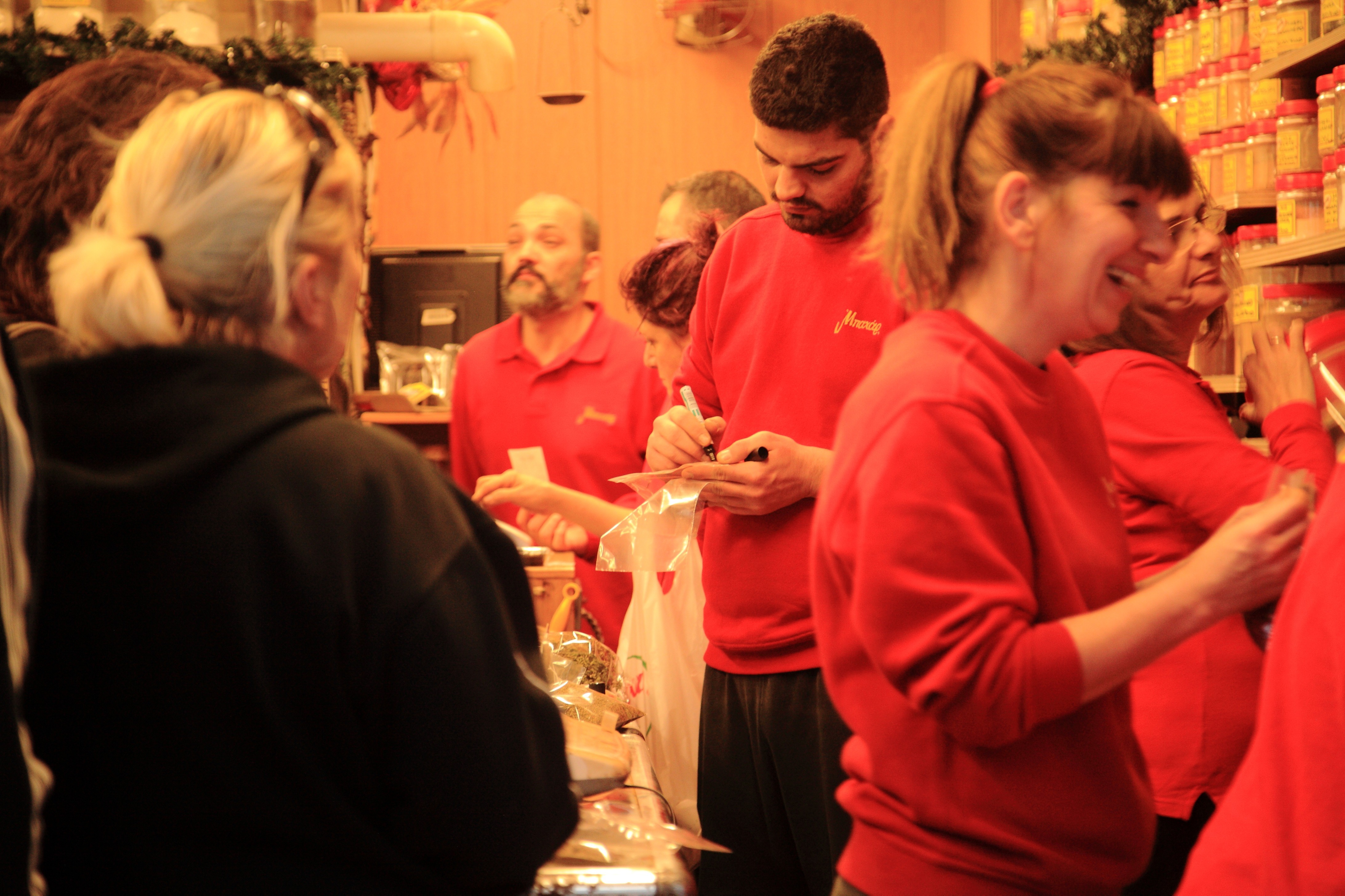 Service with a smile στο Μπαχάρ