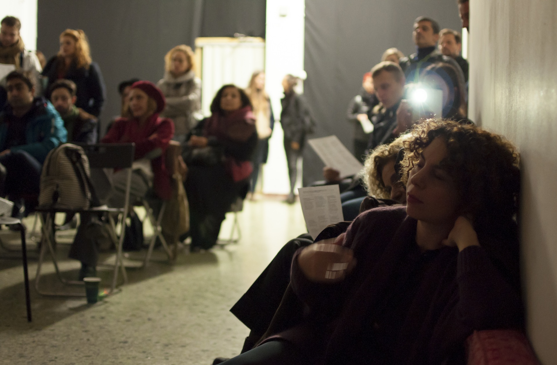 Στο μεταξύ η νύχτα προχωράει..