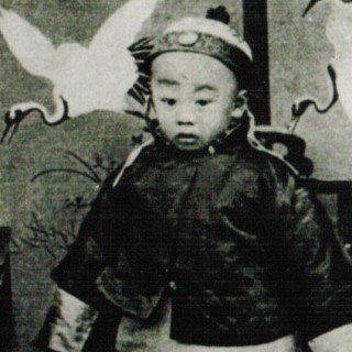 Στις 2 Δεκεμβρίου του 1908 ο Που Γι στέφεται τελευταίος αυτοκράτορας της Κίνας