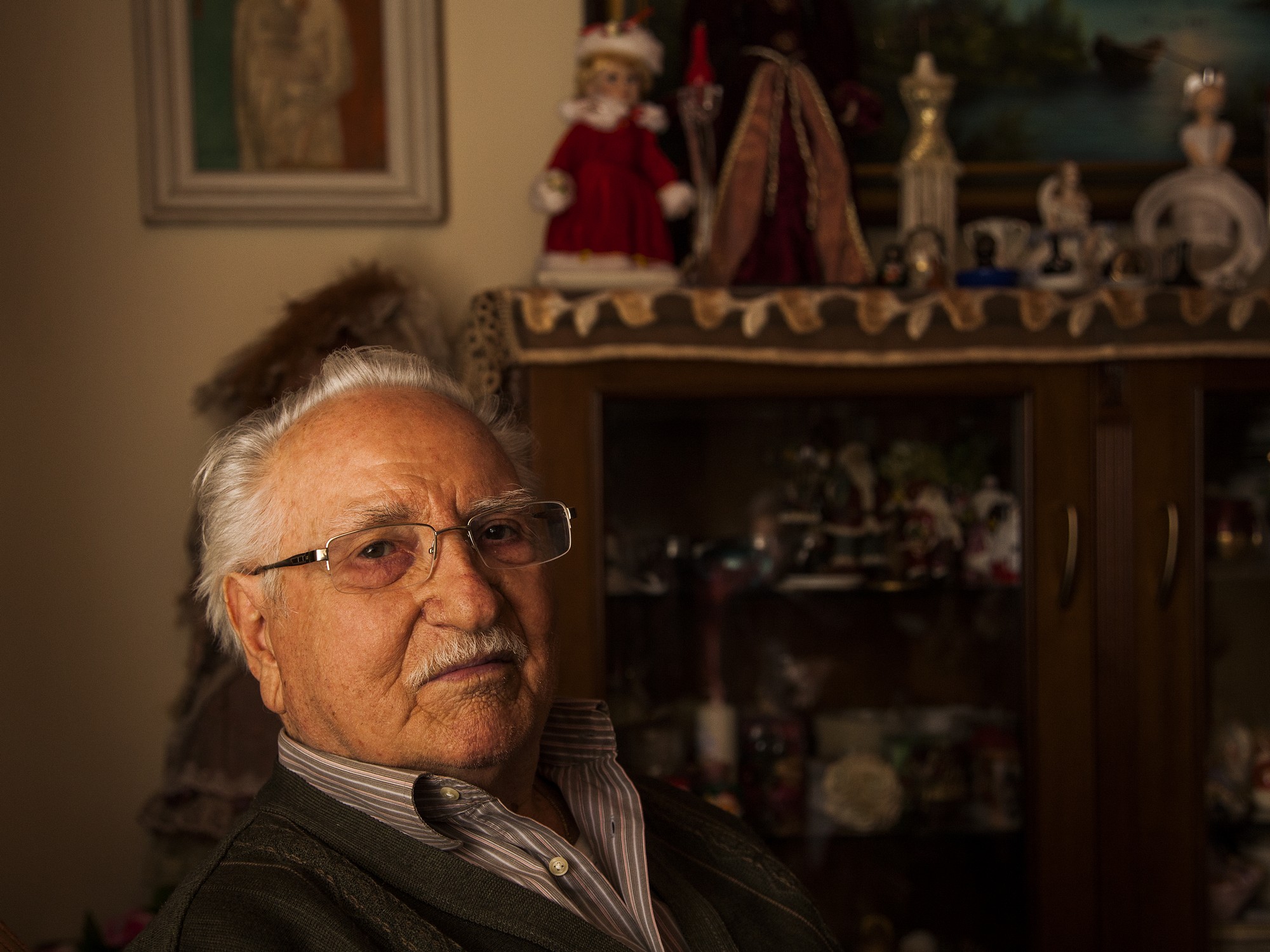Hronis Aidonidis, singer of traditional Thracian music, Athens, Greece, December 2015 / ×ñüíçò Áçäïíßäçò, ôñáãïõäéóôÞò ôçò ðáñáäïóéáêÞò èñáêéþôéêçò ìïõóéêÞò, ÁèÞíá, ÄåêÝìâñéïò 2015