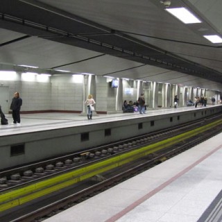 Στις 28 Ιανουαρίου του 2000 πραγματοποιείται η τελετή των εγκαινίων του Μετρό της Αθήνας, στον σταθμό Σύνταγμα