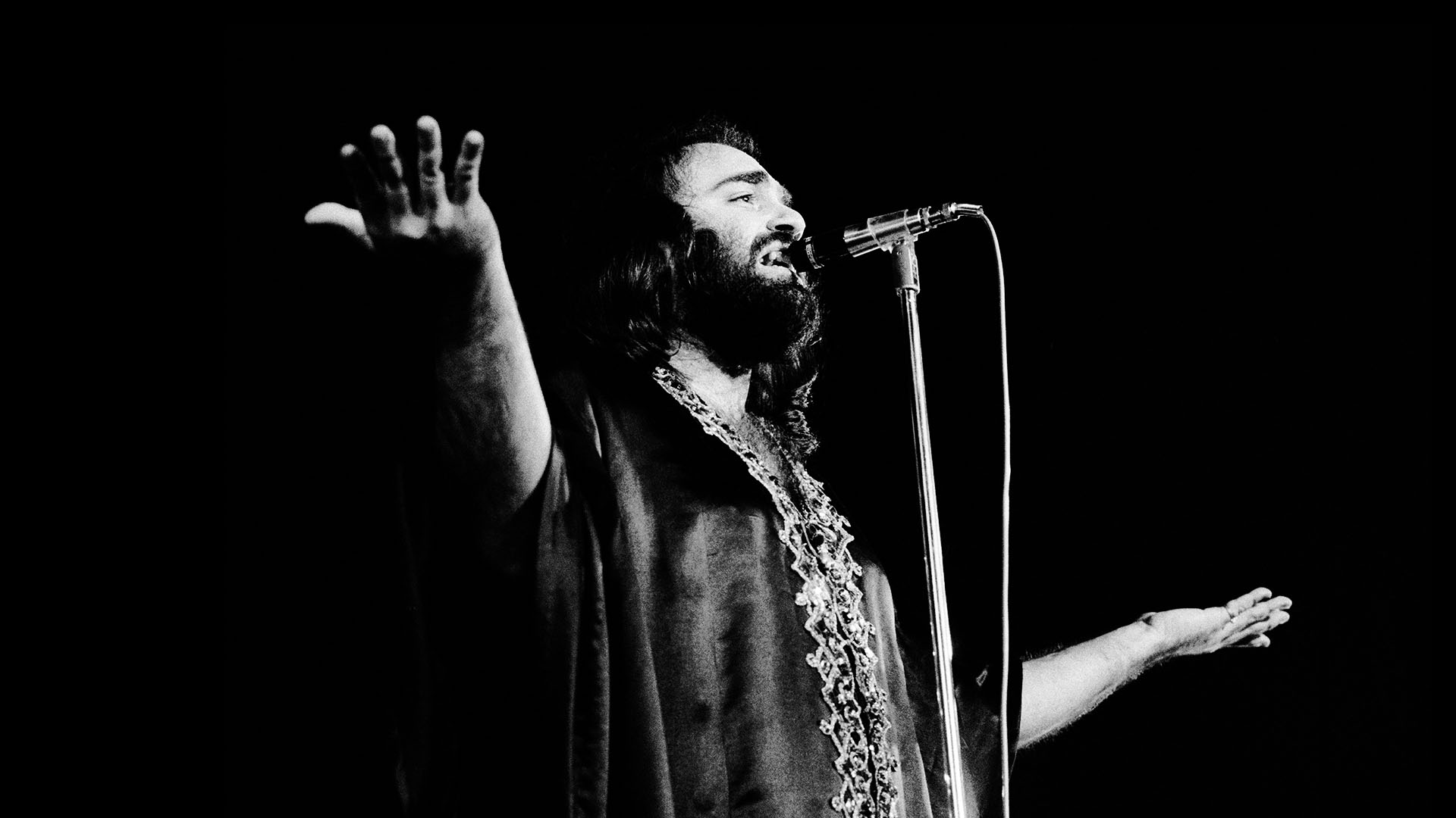 Слушать песни демиса. Демис руссос. Demis Roussos молодой. Демис руссос фото. Демис руссос фото в молодости.