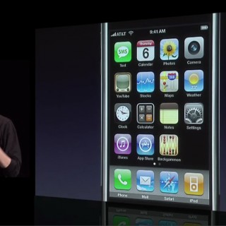 Στις 9 Ιανουαρίου του 2007 ο Steve Jobs παρουσιάζει το πρώτο iPhone