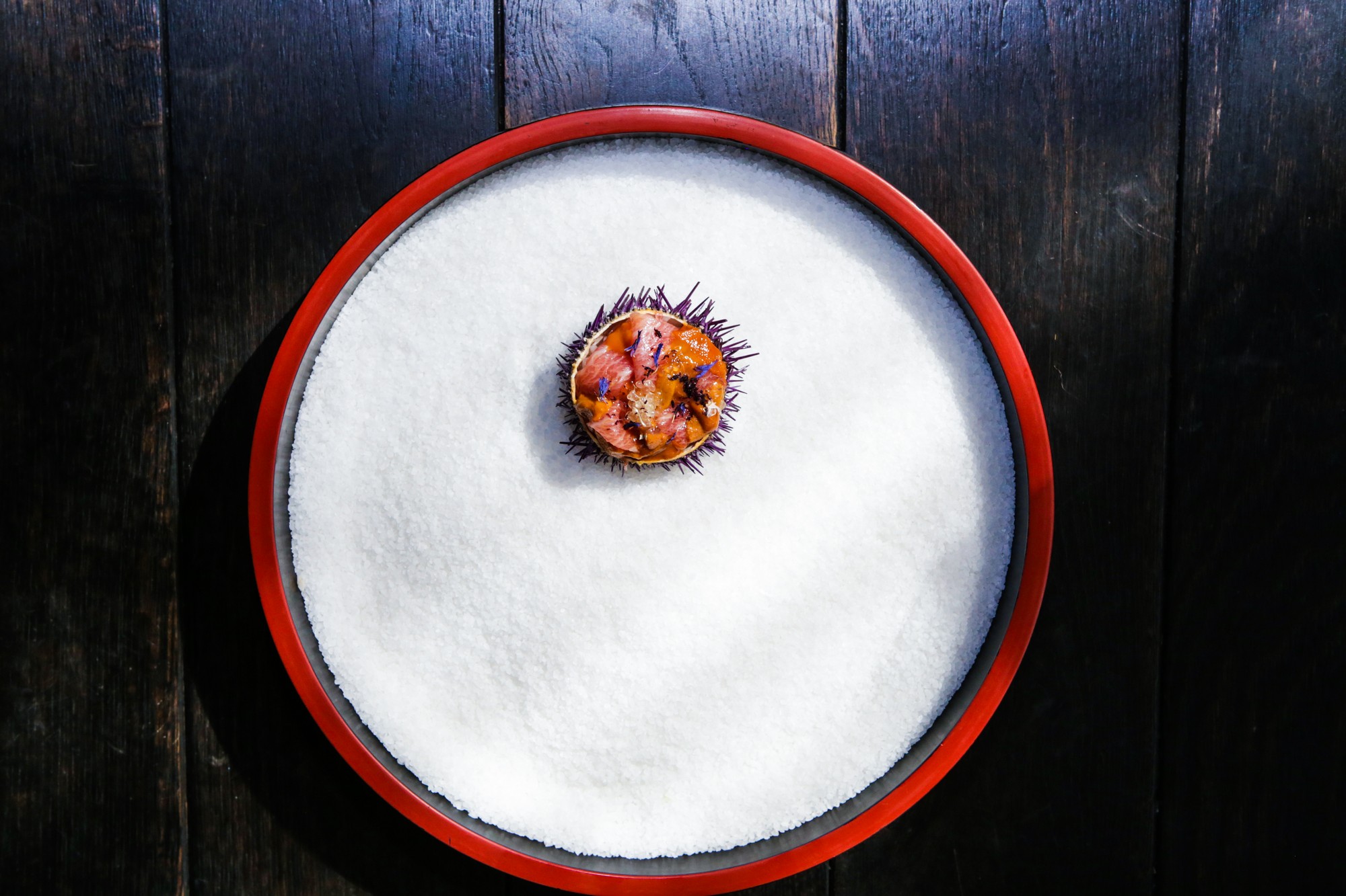 Ταρτάρ από κοιλιά τόνου σερβιρισμένη μέσα σε κελύφη αχινού.