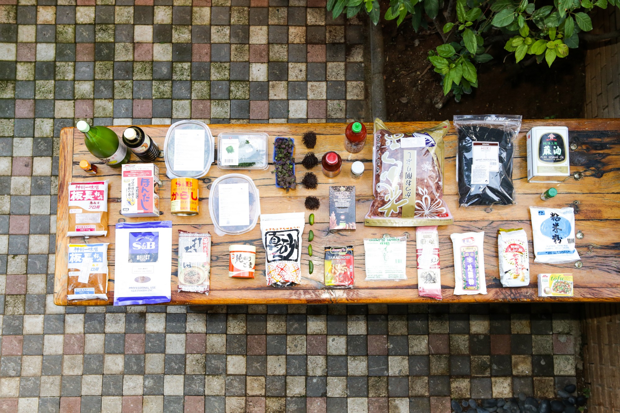 Το τραπέζι με τα υλικά.