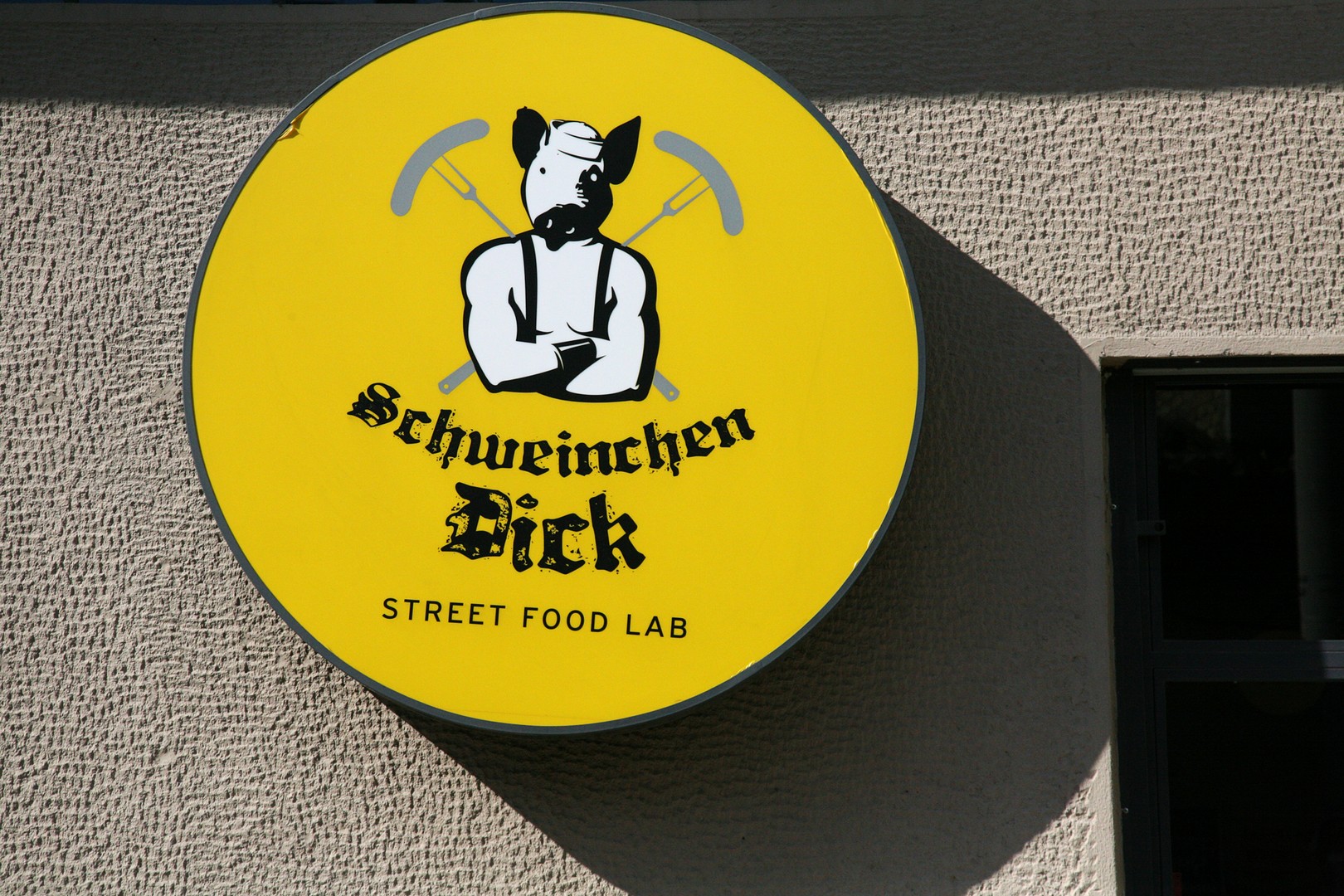 Το «τροφαντό γουρουνάκι» μας βοηθά να φτιάξουμε το τέλειο hot dog!