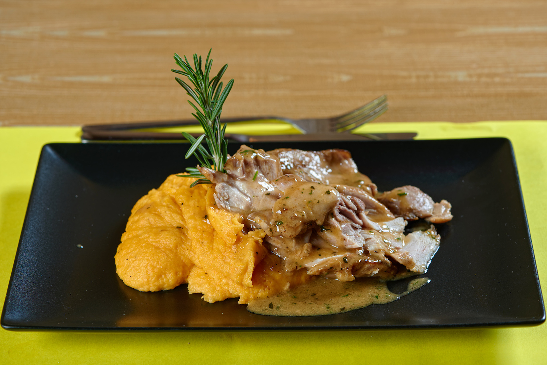 Κοτόπουλο με σάλτσα παρμεζάνας και άρωμα τρούφας με πουρέ γλυκοπατάτας