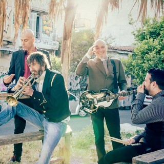 Οι Krazy Baldheadz ξέρουν τι θα συζητούσαν ο Johnny Cash και η Σοφία Βέμπω απολαμβάνοντας pina colada στην παραλία