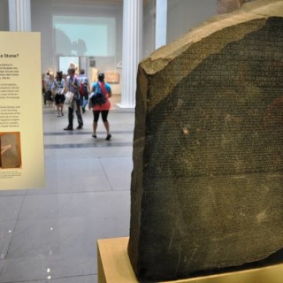 Στις 15 Ιουλίου του 1799 ο Γάλλος λοχαγός Πιερ Φρανσουά Μπουσάρ ανακαλύπτει τη Στήλη της Ροζέτα