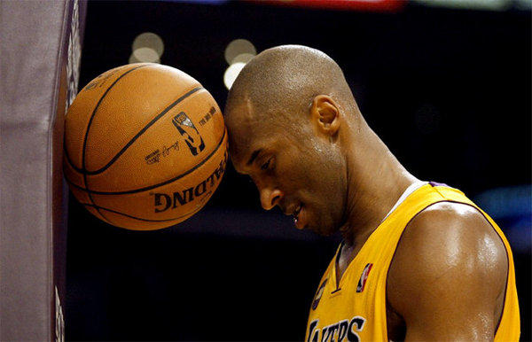 kobe-leaning-on-ball