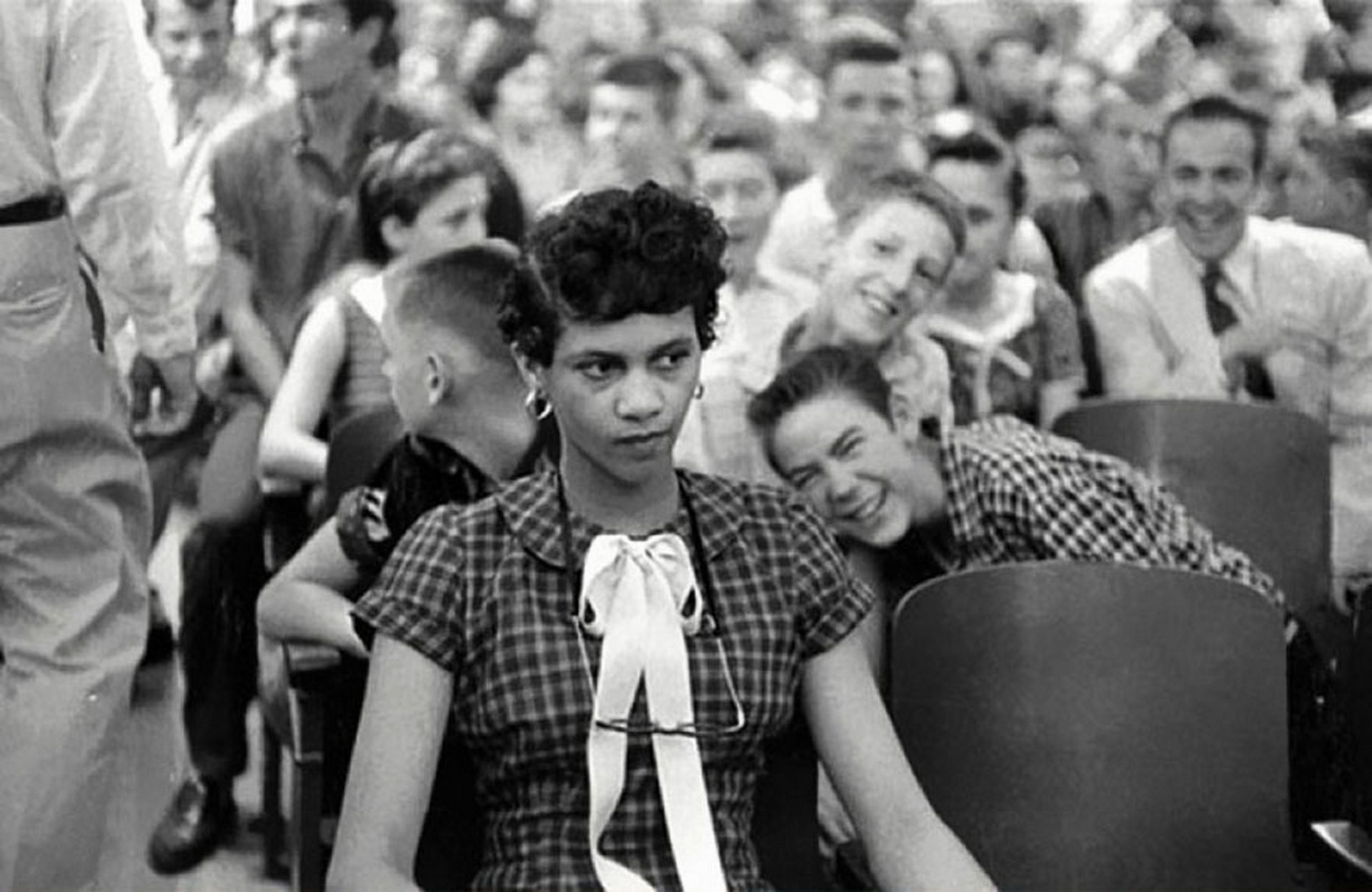 Η Dorothy Counts, η πρώτη Αφροαμερικανίδα που φοίτησε σε σχολείο για λευκούς στις ΗΠΑ ενώ δέχεται bulling από τους συμμαθητές της στο Charlotte ‘s Harry Harding High School (1957)