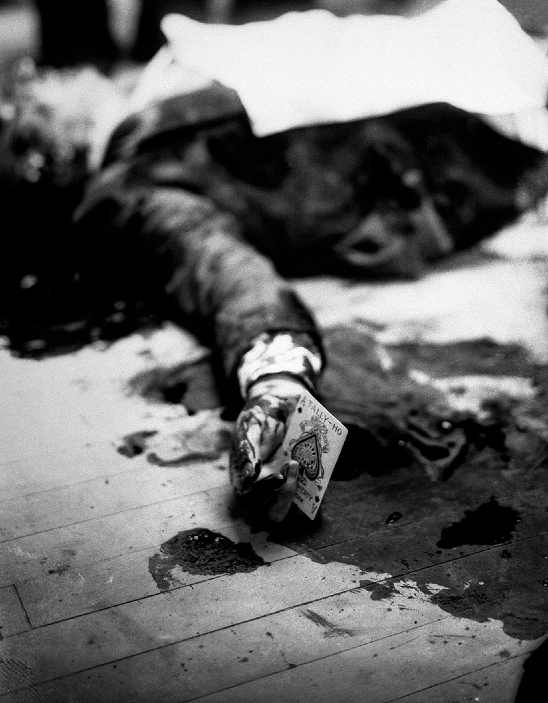 Το αφεντικό της μαφίας Joe Masseria κείτεται νεκρός σε εστιατόριο της Φλόριντα κρατώντας στο χέρι του τον Άσο Μπαστούνι, 1931