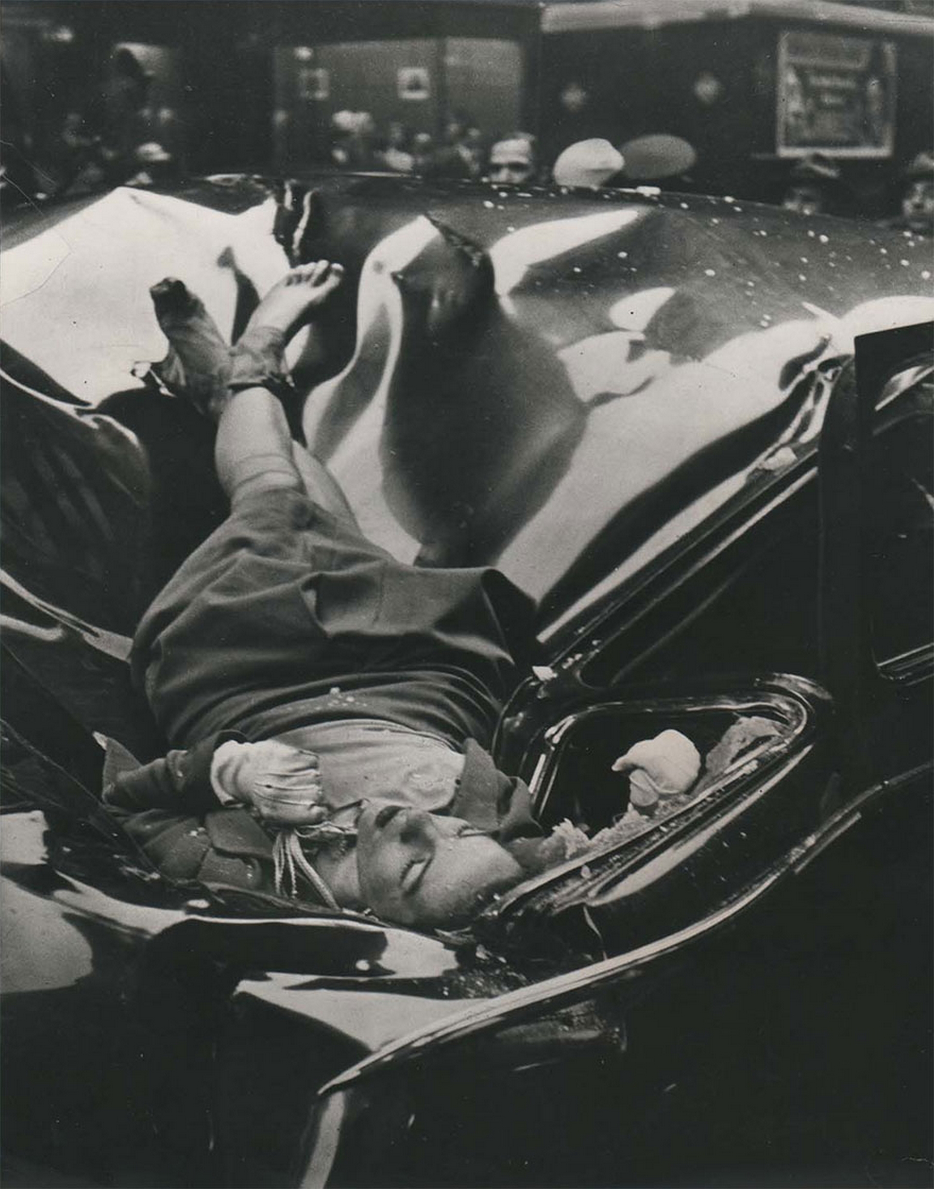 Η 23χρονη Evelyn Mchale μόλις έχει αυτοκτονήσει πηδώντας από τον 86ο όροφο του Empire State Building. H φωτογραφία του Robert Wiles μπήκε στο εξώφυλλο του TIME με τον τίτλο «Η πιο όμορφη αυτοκτονία», 1947