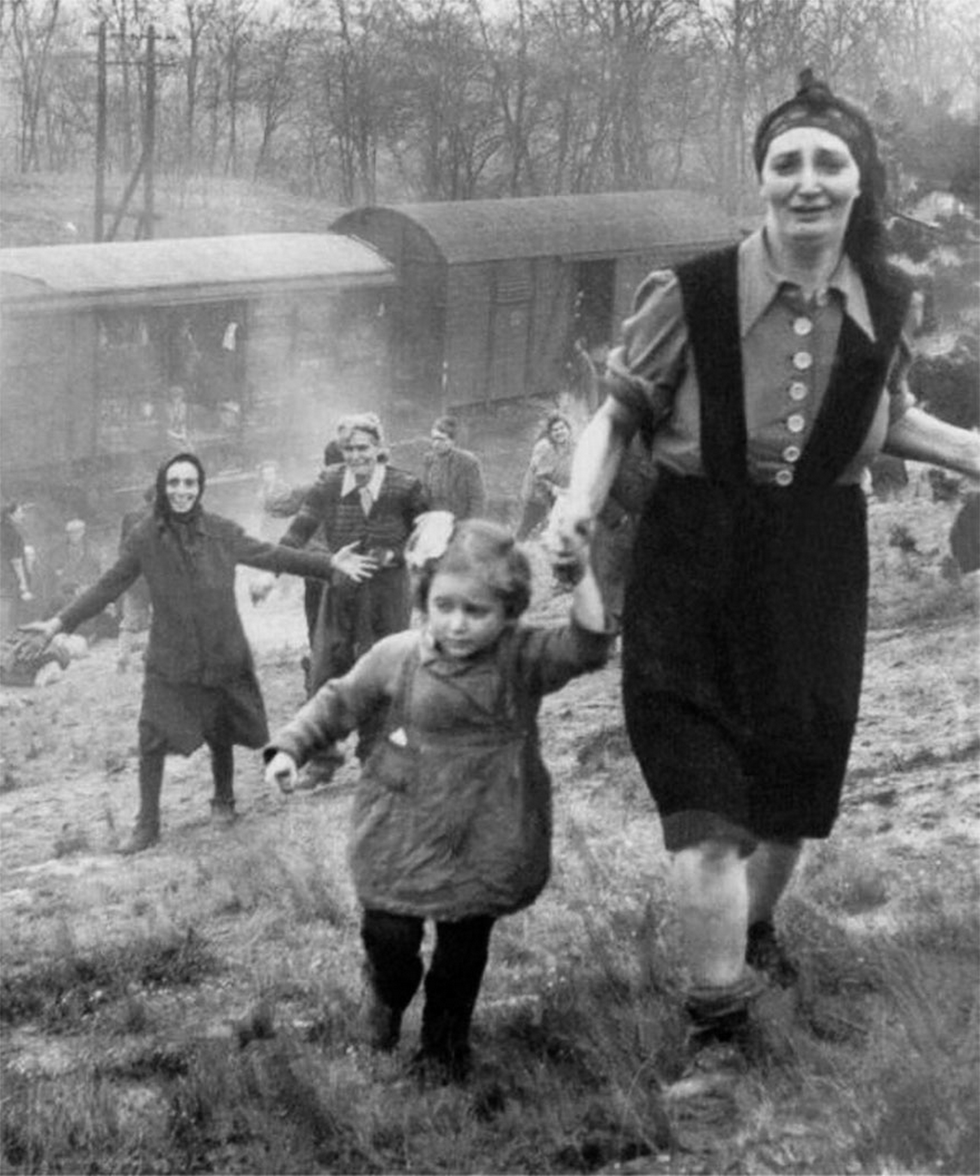 Εβραίοι κρατούμενοι μόλις έχουν απελευθερωθεί από ένα «Τραίνο Θανάτου» που τους μετέφερε, 1945