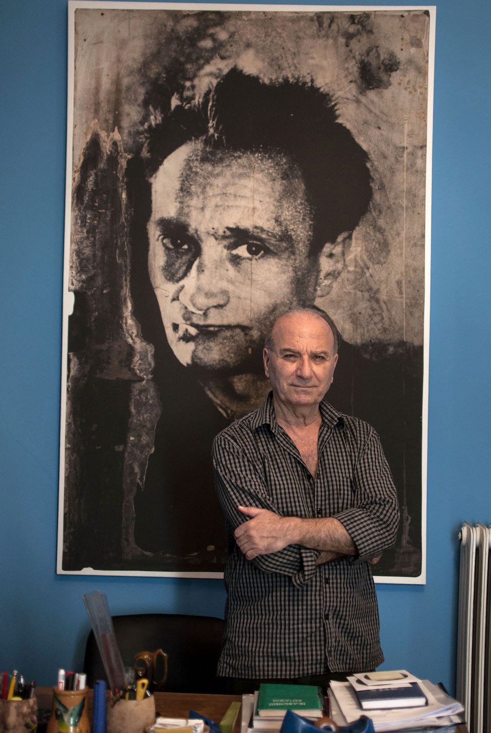 «Δεν είμαι αισιόδοξος, καθόλου. Αισιόδοξος είμαι μόνο με αυτό που κάνω ο ίδιος δουλεύοντας σκληρά. Ναι, μου πρότειναν κρατικά θέατρα. Δεν θα πήγαινα. Το κράτος μπορεί να σε στραγγαλίσει οποιαδήποτε στιγμή θέλει. Μπορεί να σου βρει ένα σφάλμα αν θελήσει να σε διώξει, να σε μειώσει»