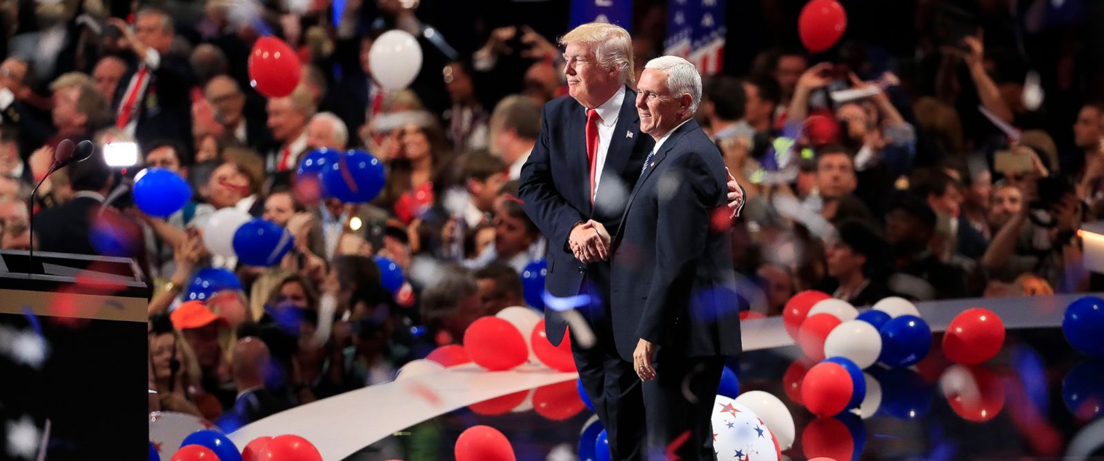 Ο νέος Πρόεδρος τον ΗΠΑ μαζί με τον νέο Αντιπρόεδρο, Μάικ Πενς.