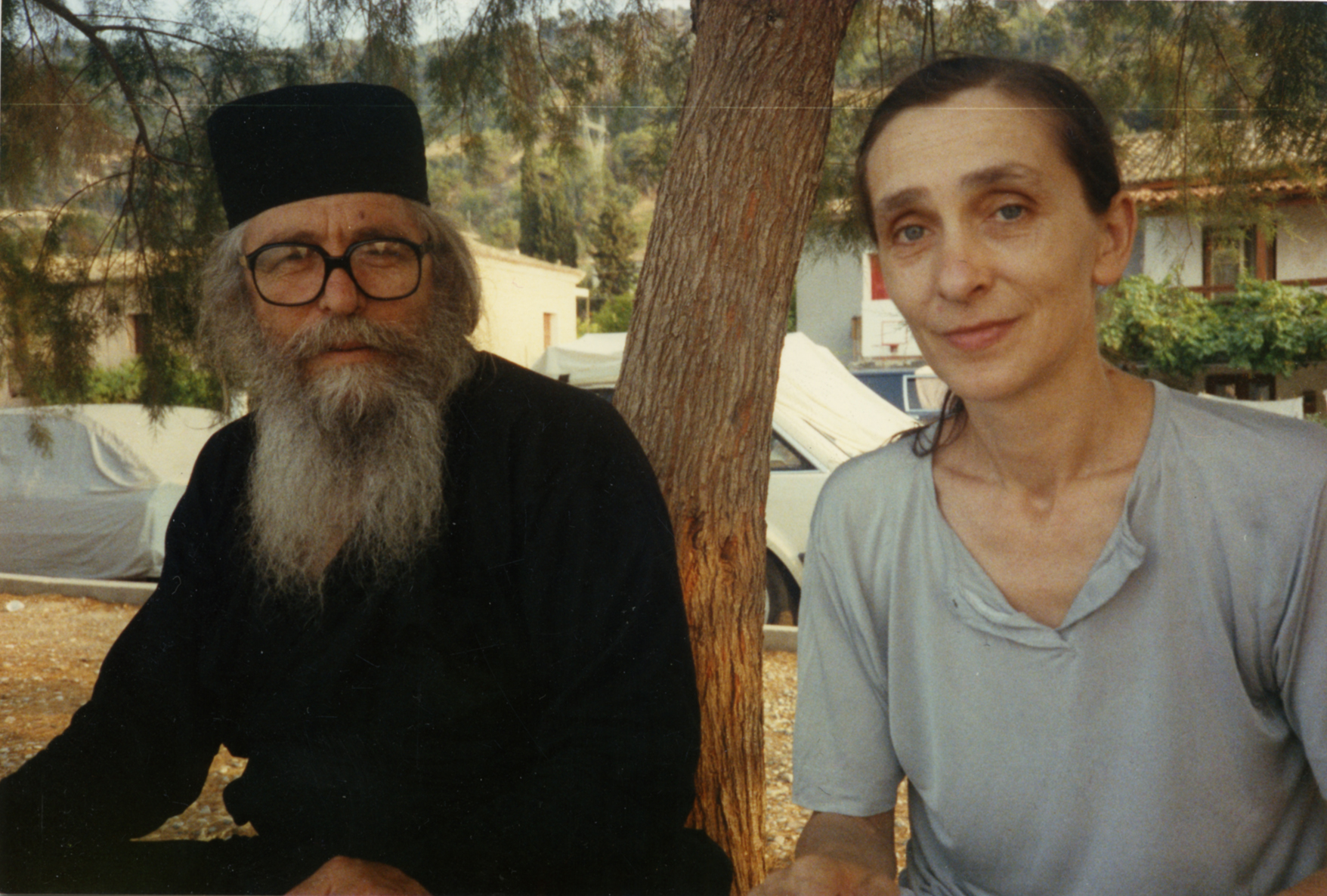 20.	Ο μοναχός Ιερόθεος και η Pina Bausch στο Δερβένι Κορινθίας, 1989. Φωτογραφία: Δημήτρης Κρανιώτης.