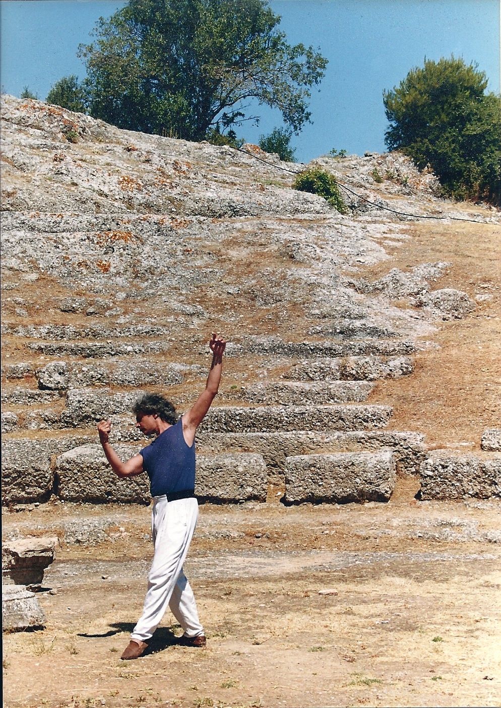 Στο αρχαίο θέατρο των Αιγών, Αιγείρα, 1999.