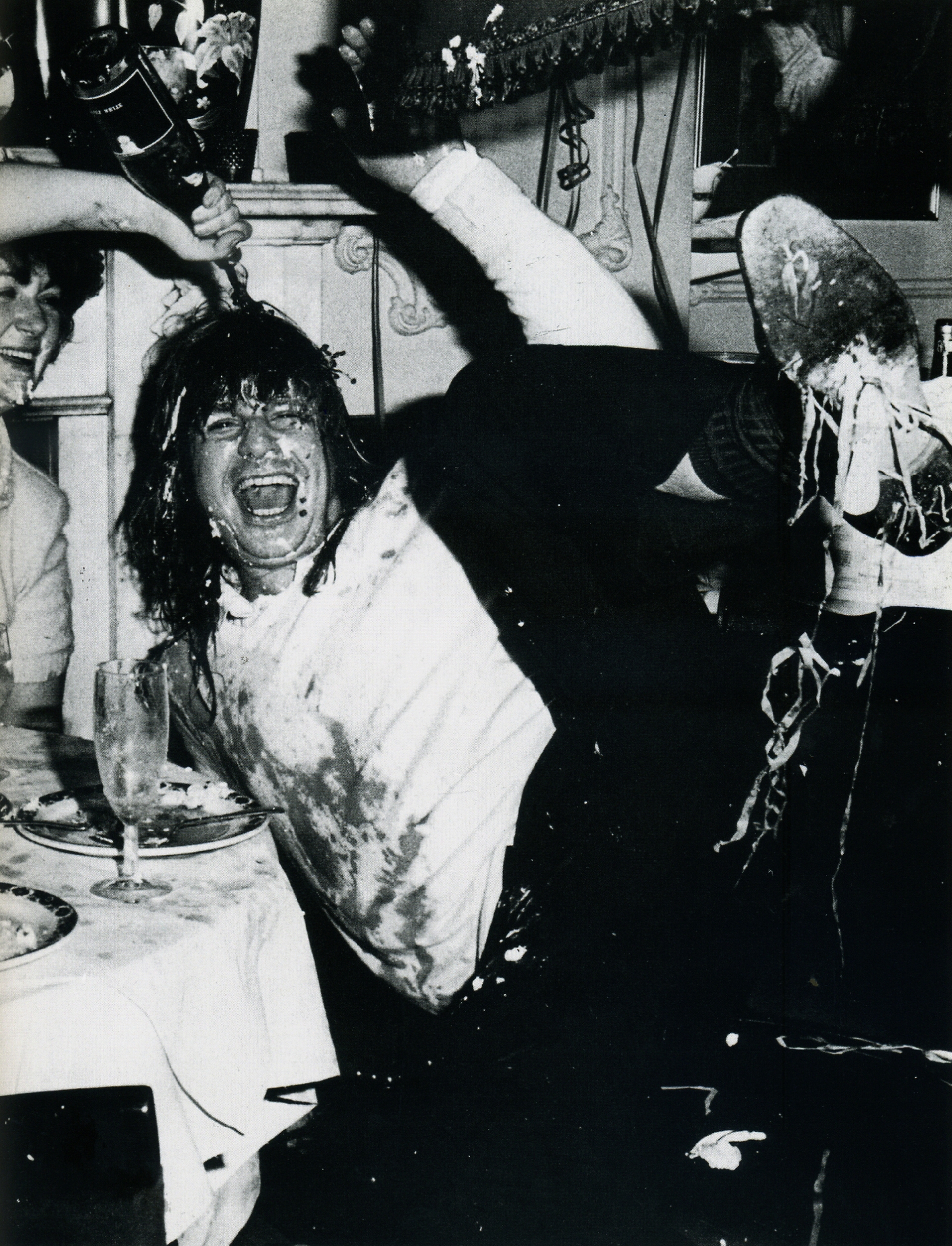 Ο Ozzy Osbourne βαφτίζεται στο αλκοόλ και ούτε που θέλω να πάθω τι είναι αυτά που κρέμονται από τη σόλα του παπουτσιού του (Tony Harrison)