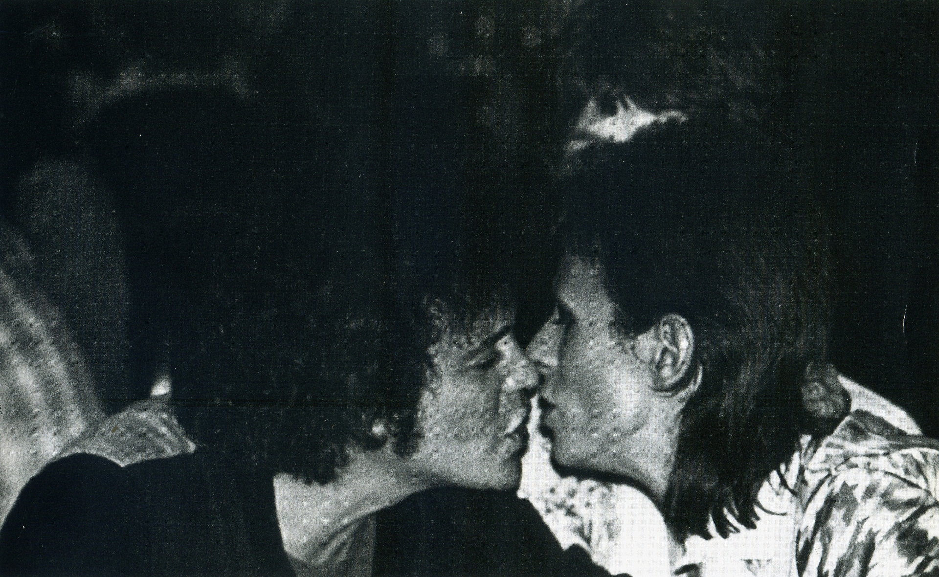 Ο Lou Reed και o David Bowie είναι έτοιμοι να αγαπηθούν με ένα φιλί υπό τις ευλογίες του Mick Jagger (Mick Rock)