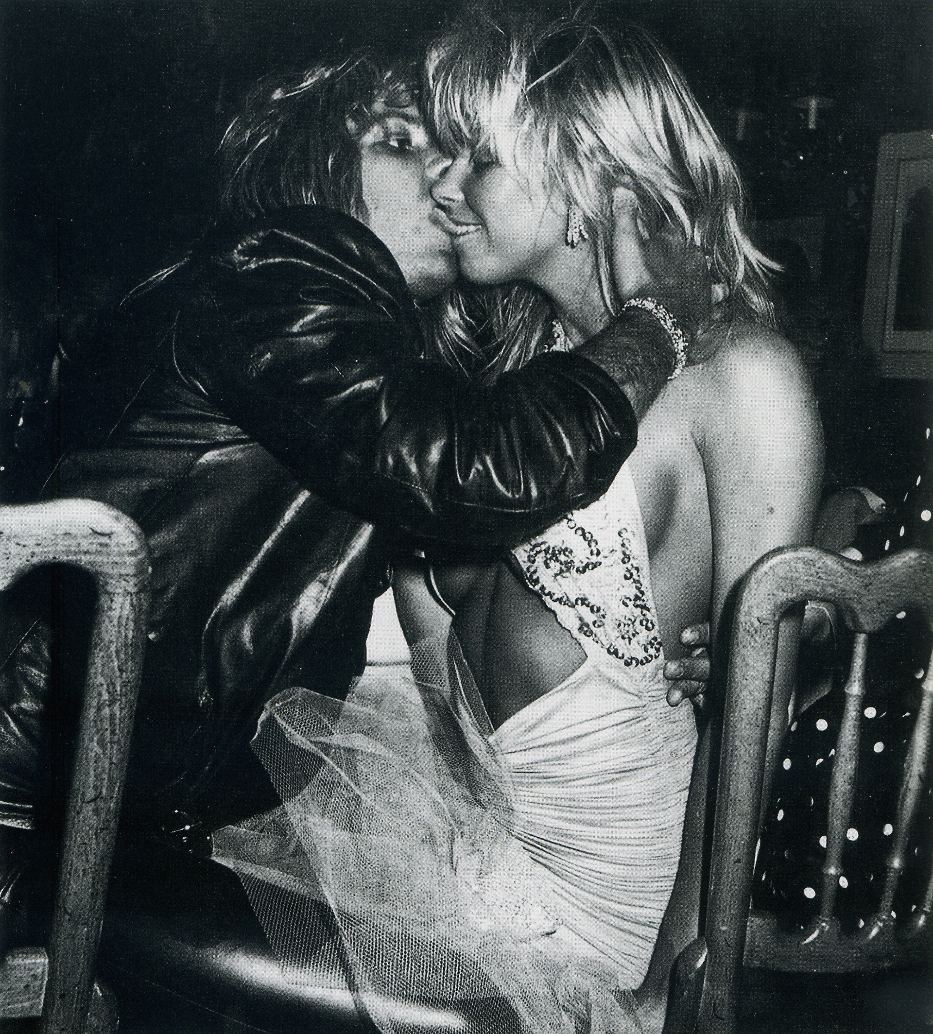 O Vince Neal των Motley Crue και το κορίτσι του ανταλλάσουν στοματικά υγρά στο πάρτι των American Music Awards του 1988 (LFI)