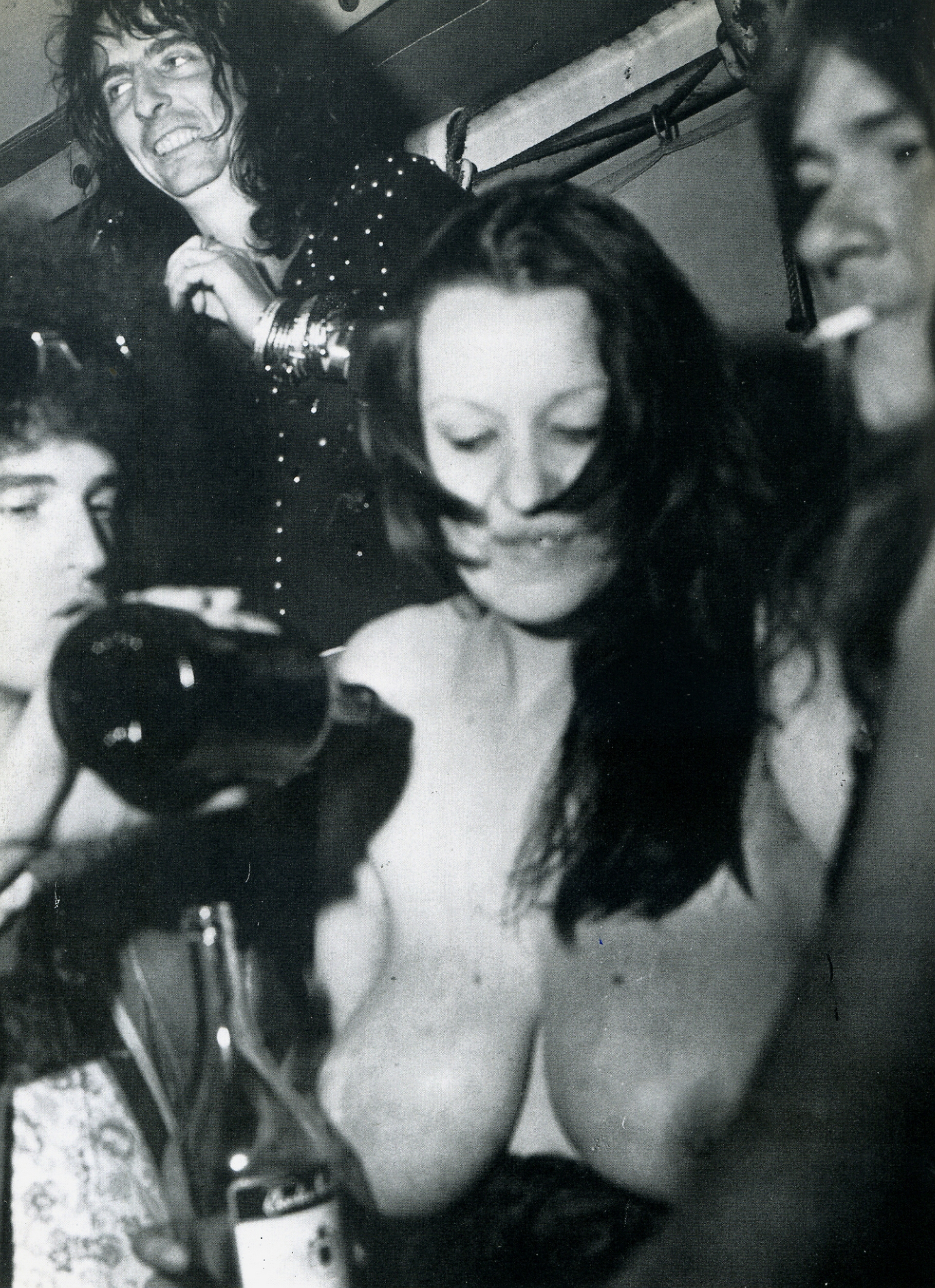 Και ο Alice Cooper χαρούμενος που το αλκοόλ ρέει πάνω σε γυναίκεια στήθη (Rex Feautures)